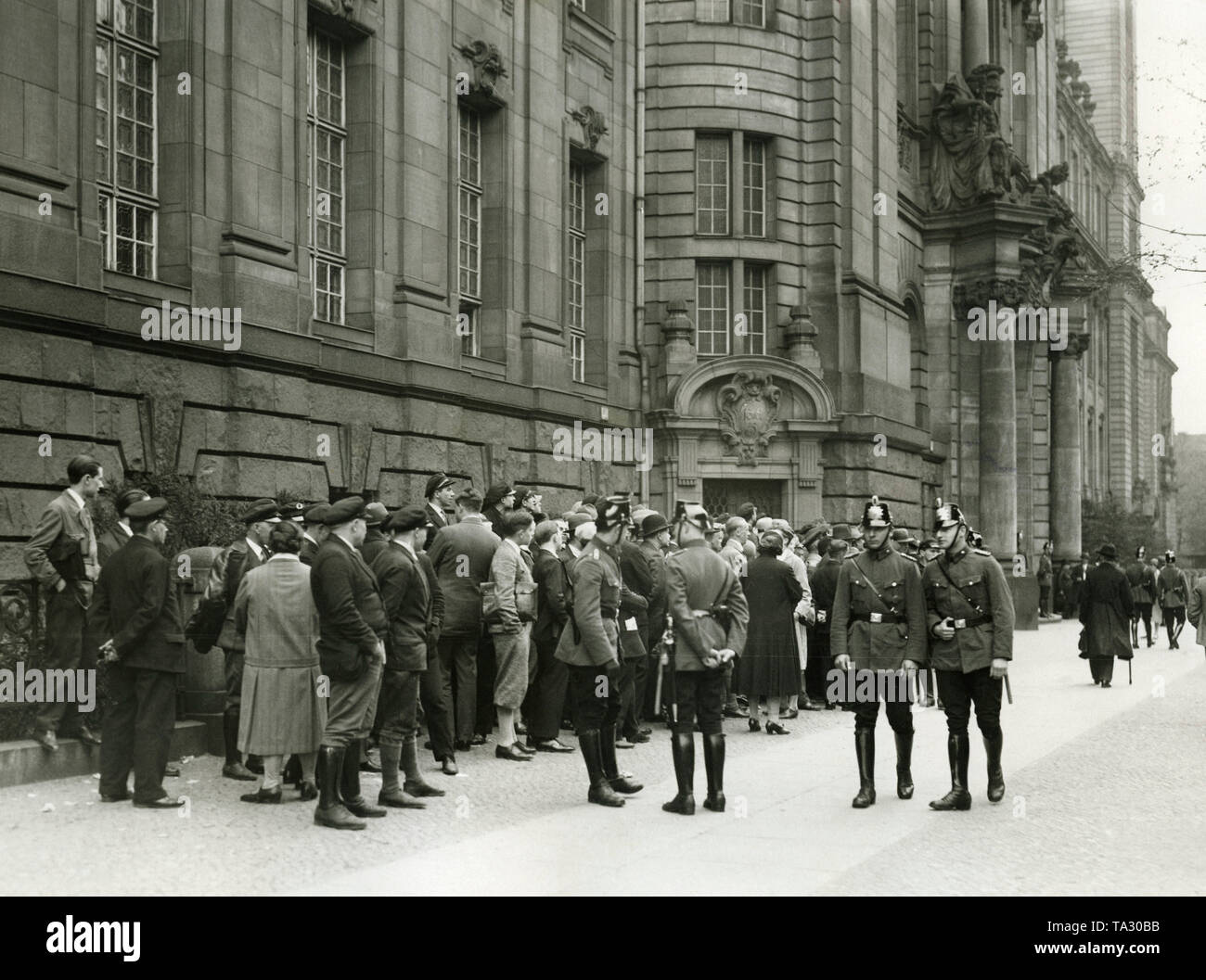 Gli spettatori sono in attesa al di fuori della Corte penale Moabit per l arrivo di testimoni. In questo giorno Adolf Hitler è stato invitato come testimone in Eden Dance Palace di prova. Foto Stock