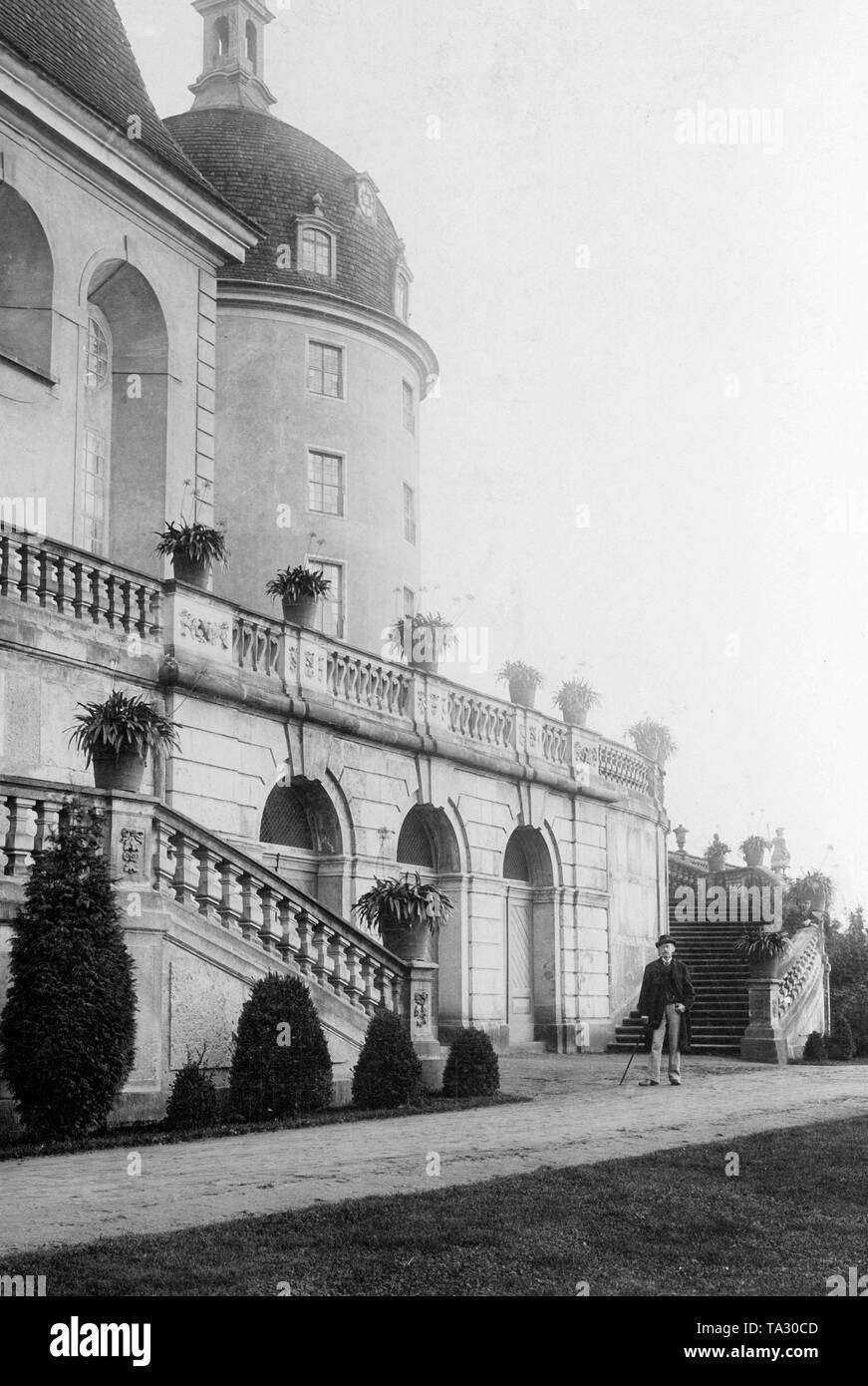 Vista della scala esterna del castello di Moritzburg di Moritzburg vicino a Dresda, Sassonia. Re Agosto il Forte di Sassonia ha iniziato la costruzione del complesso in stile barocco nel 1703 su un isola artificiale. Foto Stock