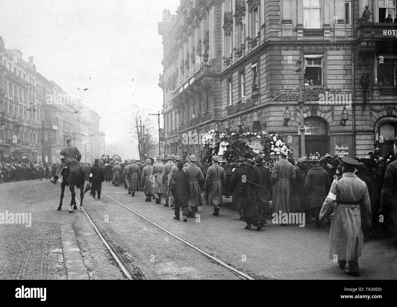 Il corteo funebre del Caduto novembre rivoluzionari, qui a Leipziger Platz. Sulla destra è il Palast Hotel. Foto Stock