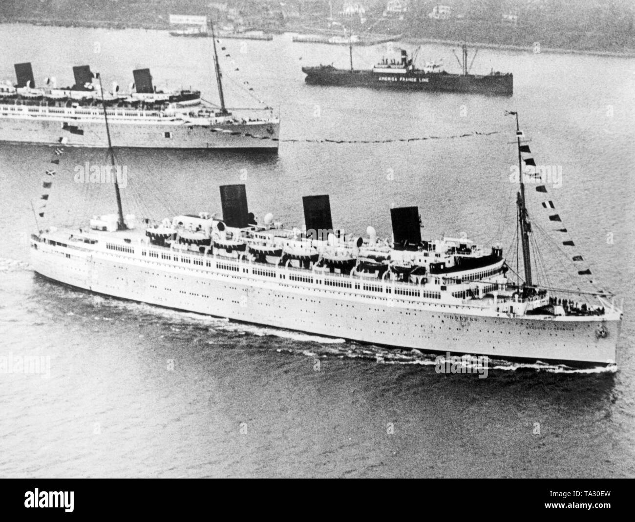 Il British luxury liner 'Monarch di Bermuda" arriva al porto di New York dopo il prelievo di 65 sopravvissuti della masterizzazione di 'Morro Castello', che ha preso fuoco durante il viaggio di ritorno da Avana a New York. Foto Stock