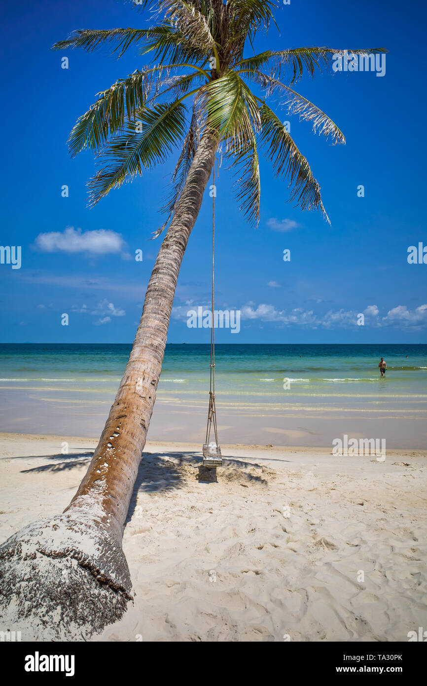 Swing su un albero di palma. Mare spiaggia nel pomeriggio, cielo chiaro. Spa romanticismo, Can Tho, Vietnam Foto Stock