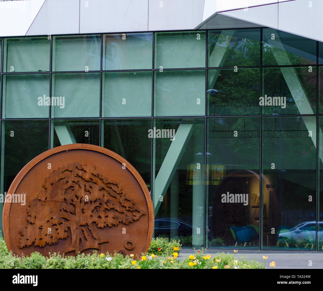 Stoccolma, Svezia - 18 maggio 2019. Una vista dall'esterno della banca svedese Swedbanks headquarter in Sundbyberg fuori Stoccolma. Foto Stock