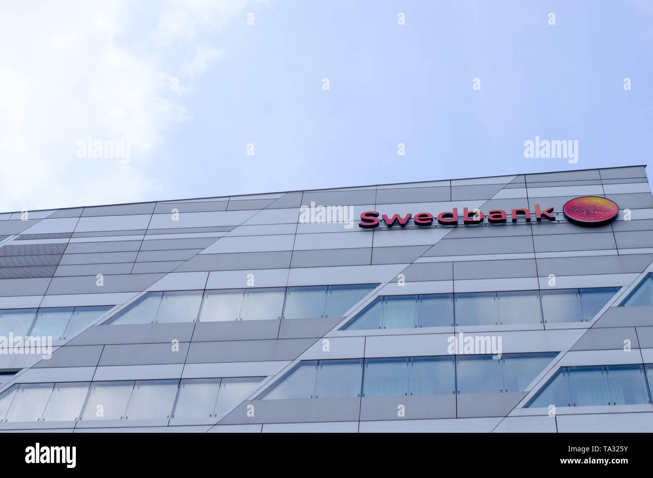 Stoccolma, Svezia - 18 maggio 2019. Una vista dall'esterno della banca svedese Swedbanks headquarter in Sundbyberg fuori Stoccolma. Foto Stock