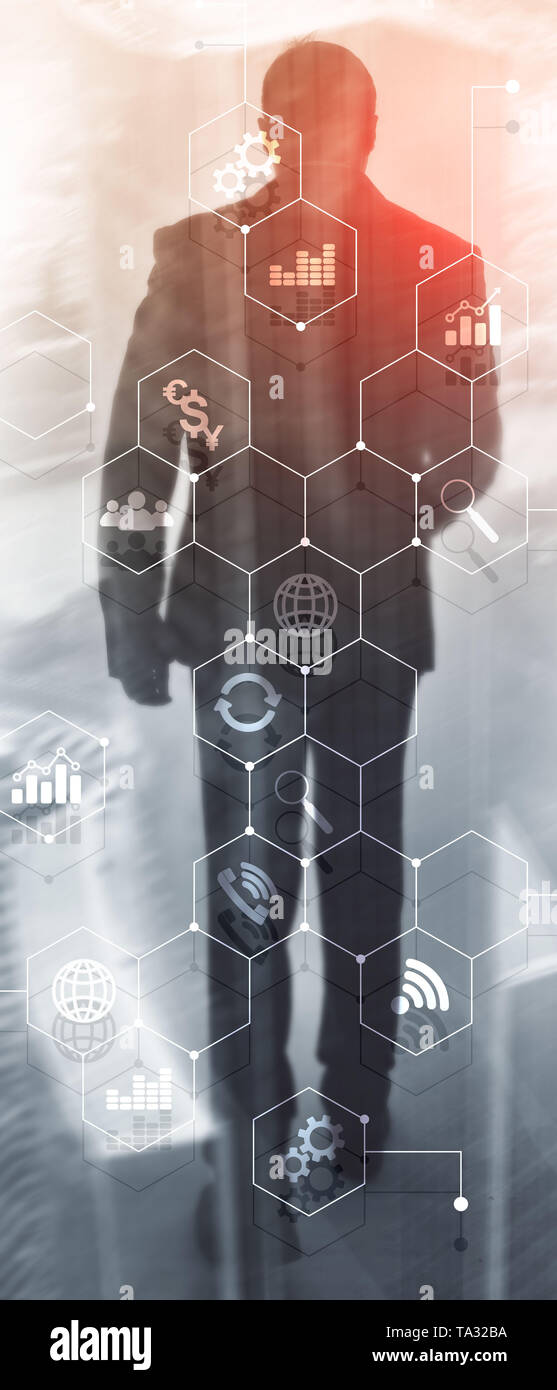 Panorama verticale Banner. La doppia esposizione dei supporti misti. Gli schemi e le icone sulla schermata di ologramma. La gente di affari e moderna città sullo sfondo. Foto Stock