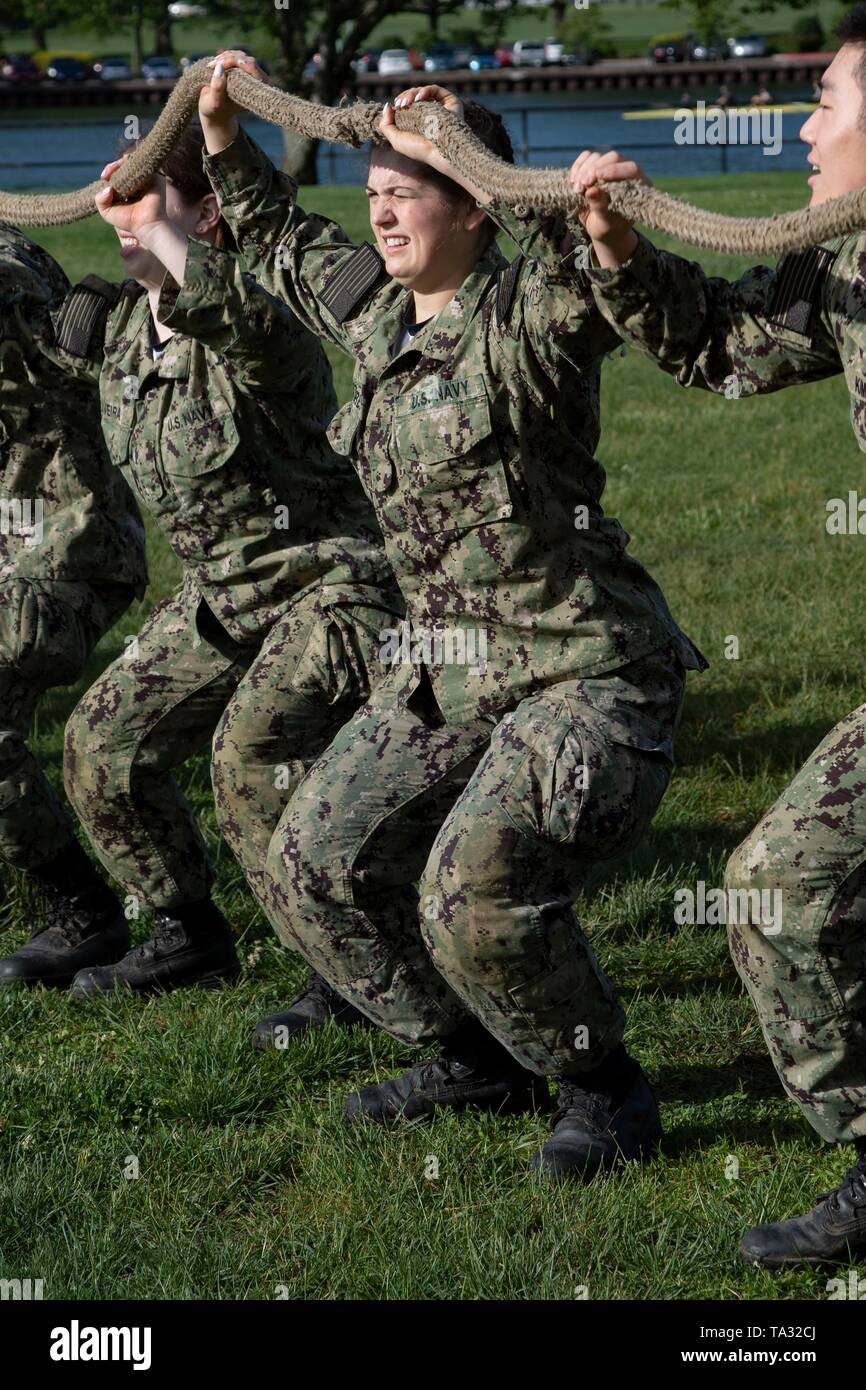 U.S Accademia navale plebes femmina prendere parte a combattere trapani fitness durante l annuale guardiamarina prove in mare Maggio 14, 2019 in Annapolis, Maryland. Ogni anno il guardiamarina subiscono una 14-ora serie di punte con problematiche fisiche e psichiche progettato per testare il lavoro di squadra e di rafforzare i legami legami di classe. Foto Stock