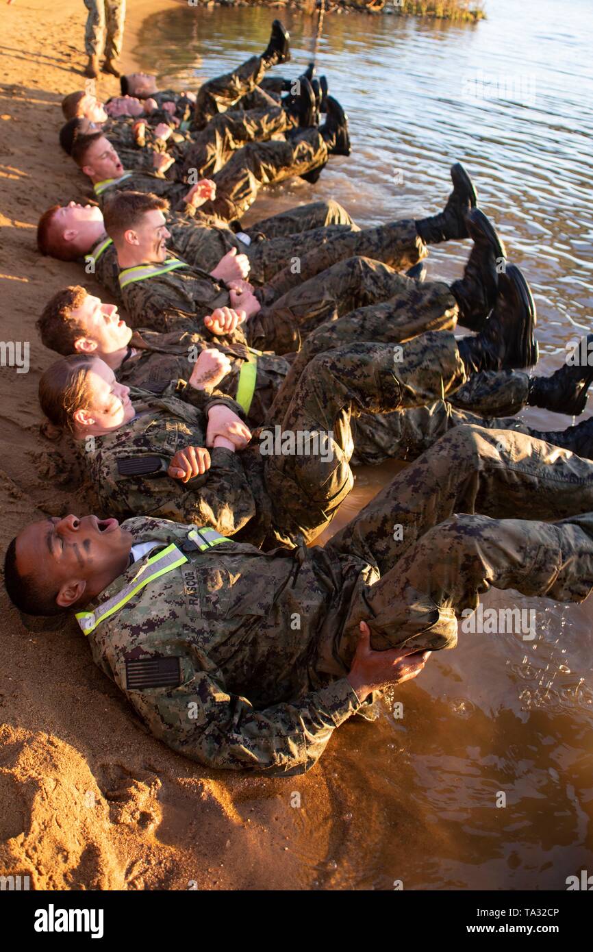 U.S Naval Academy plebes prendere parte a combattere trapani fitness durante l annuale guardiamarina prove in mare Maggio 14, 2019 in Annapolis, Maryland. Ogni anno il guardiamarina subiscono una 14-ora serie di punte con problematiche fisiche e psichiche progettato per testare il lavoro di squadra e di rafforzare i legami legami di classe. Foto Stock