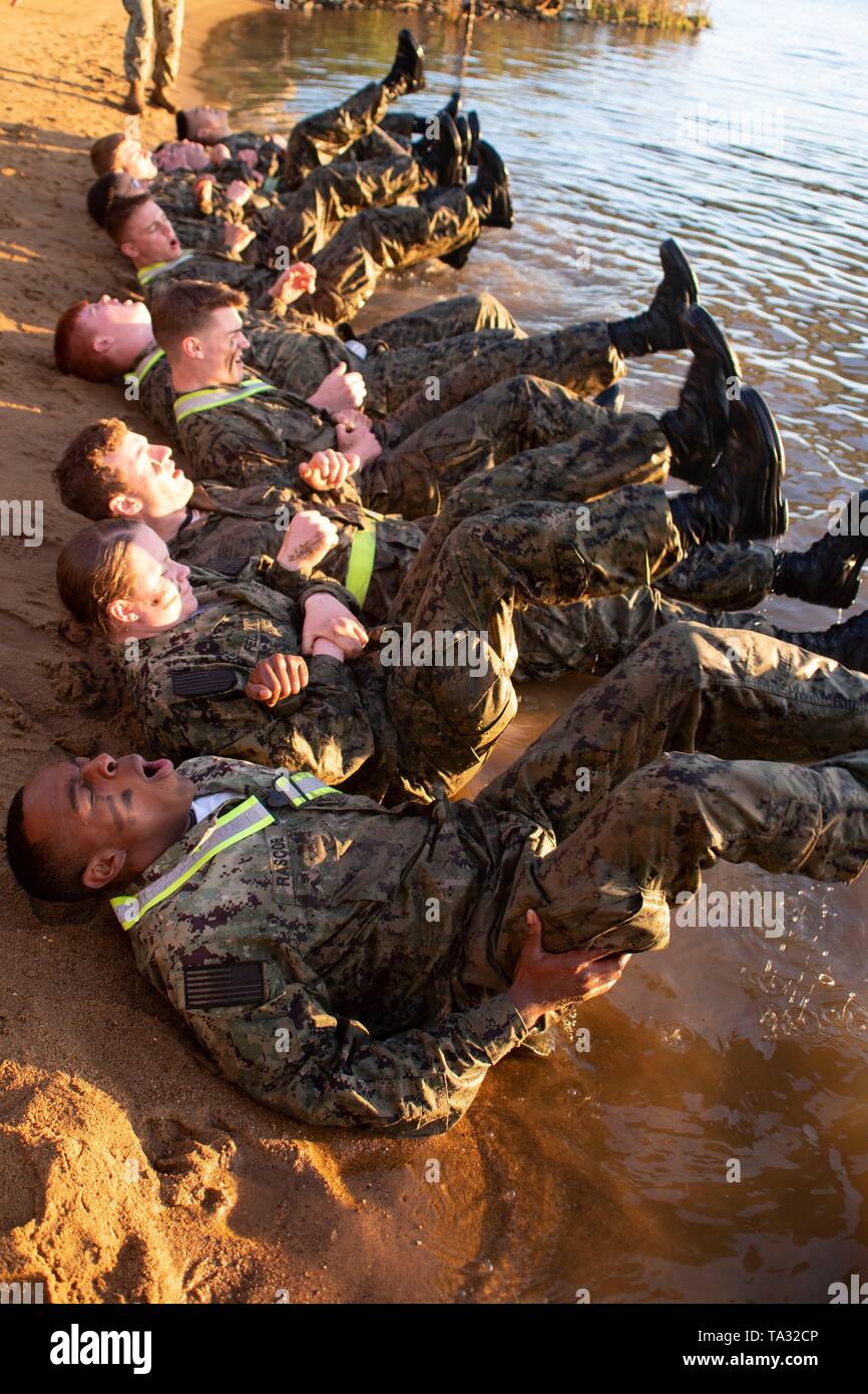 U.S Naval Academy plebes prendere parte a combattere trapani fitness durante l annuale guardiamarina prove in mare Maggio 14, 2019 in Annapolis, Maryland. Ogni anno il guardiamarina subiscono una 14-ora serie di punte con problematiche fisiche e psichiche progettato per testare il lavoro di squadra e di rafforzare i legami legami di classe. Foto Stock