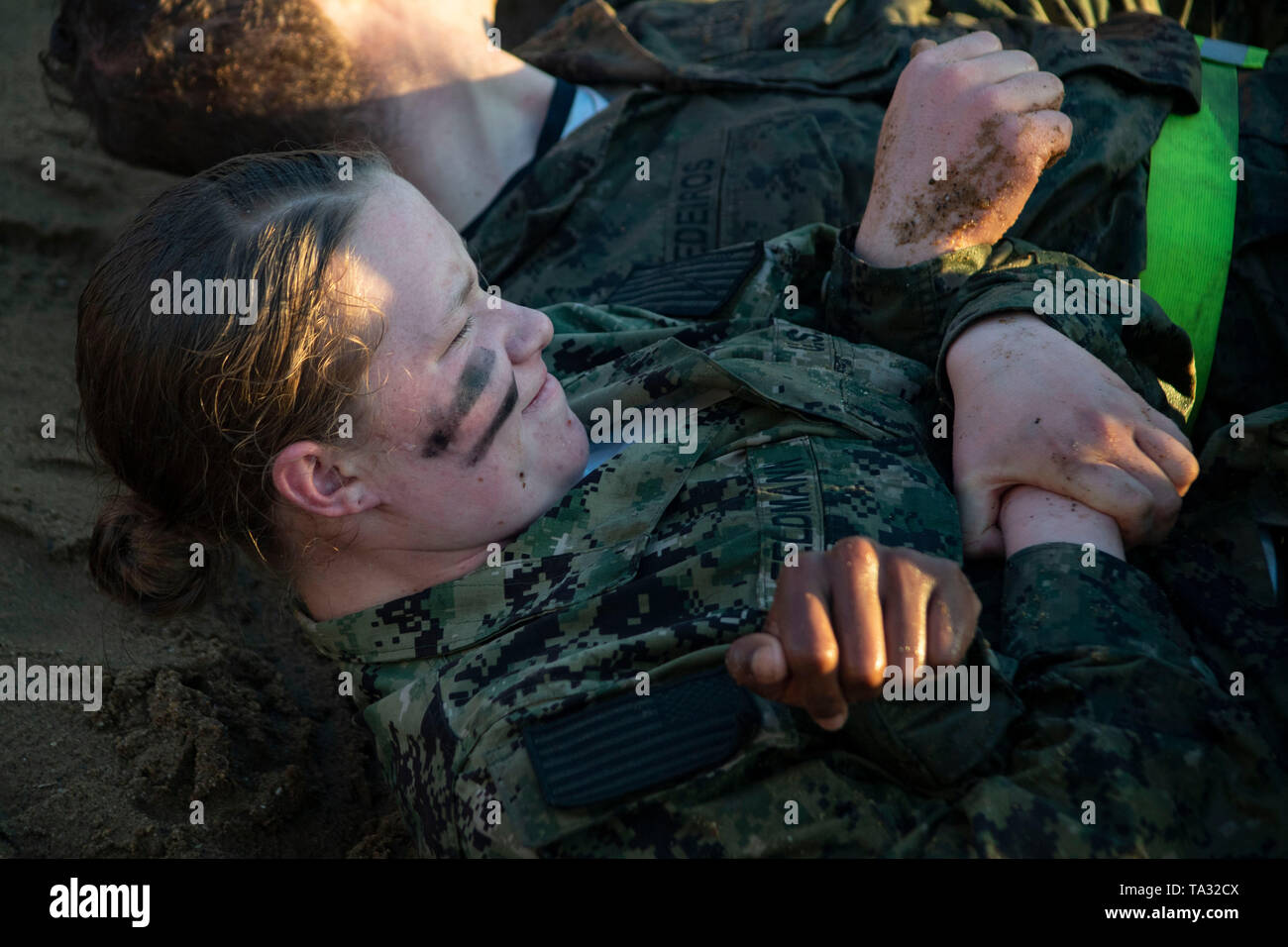 U.S Accademia navale plebes femmina prendere parte a combattere trapani fitness durante l annuale guardiamarina prove in mare Maggio 14, 2019 in Annapolis, Maryland. Ogni anno il guardiamarina subiscono una 14-ora serie di punte con problematiche fisiche e psichiche progettato per testare il lavoro di squadra e di rafforzare i legami legami di classe. Foto Stock