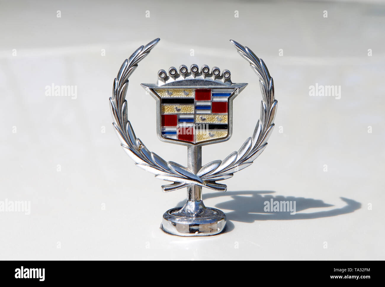 Dettaglio ravvicinato di un classico ornamentale del cofano in cromo della Cadillac con l'iconico emblema a forma di ghirlanda e stemma Foto Stock
