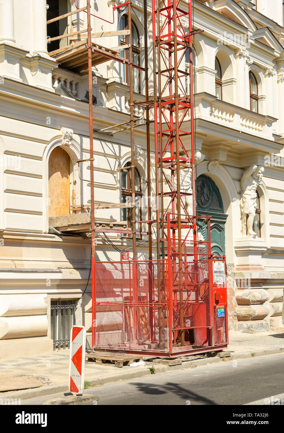 Praga, Repubblica ceca - Luglio 2018: temporaneo ascensore eretto al di fuori di un edificio nel centro di Praga per lavori di ristrutturazione. . Foto Stock