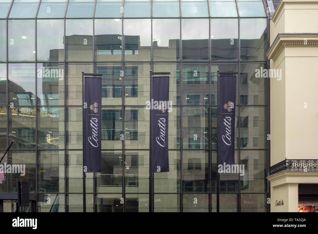 Il 3 maggio 2019, Westminster, London, Regno Unito. Segno al di fuori degli uffici della banca privata Coutts sullo Strand Foto Stock