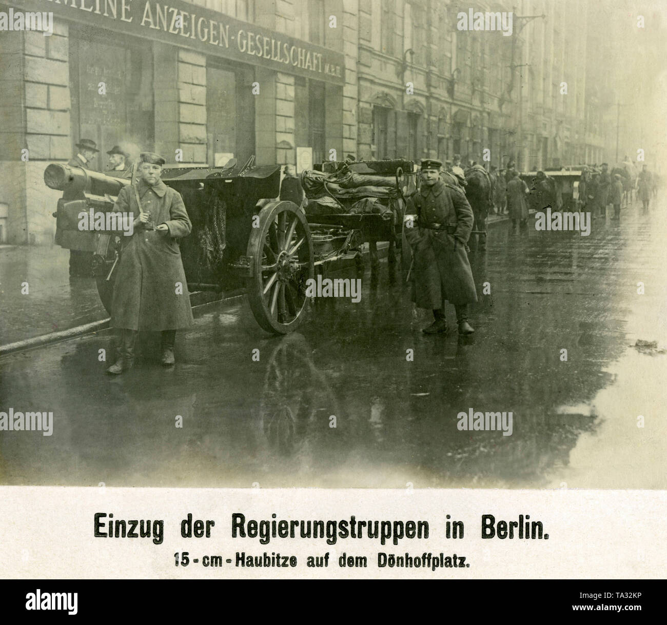 Governo lealisti con un 15-cm-Feldhaubitze pesanti sul Doenhoffplatz a Berlino. Con molto meglio delle attrezzature militari le unità dei Freikorps riuscì a sconfiggere i lavoratori insorti e Spartacists e terminato l' insurrezione. Le truppe appartengono probabilmente al Freikorps Reinhard. Foto Stock