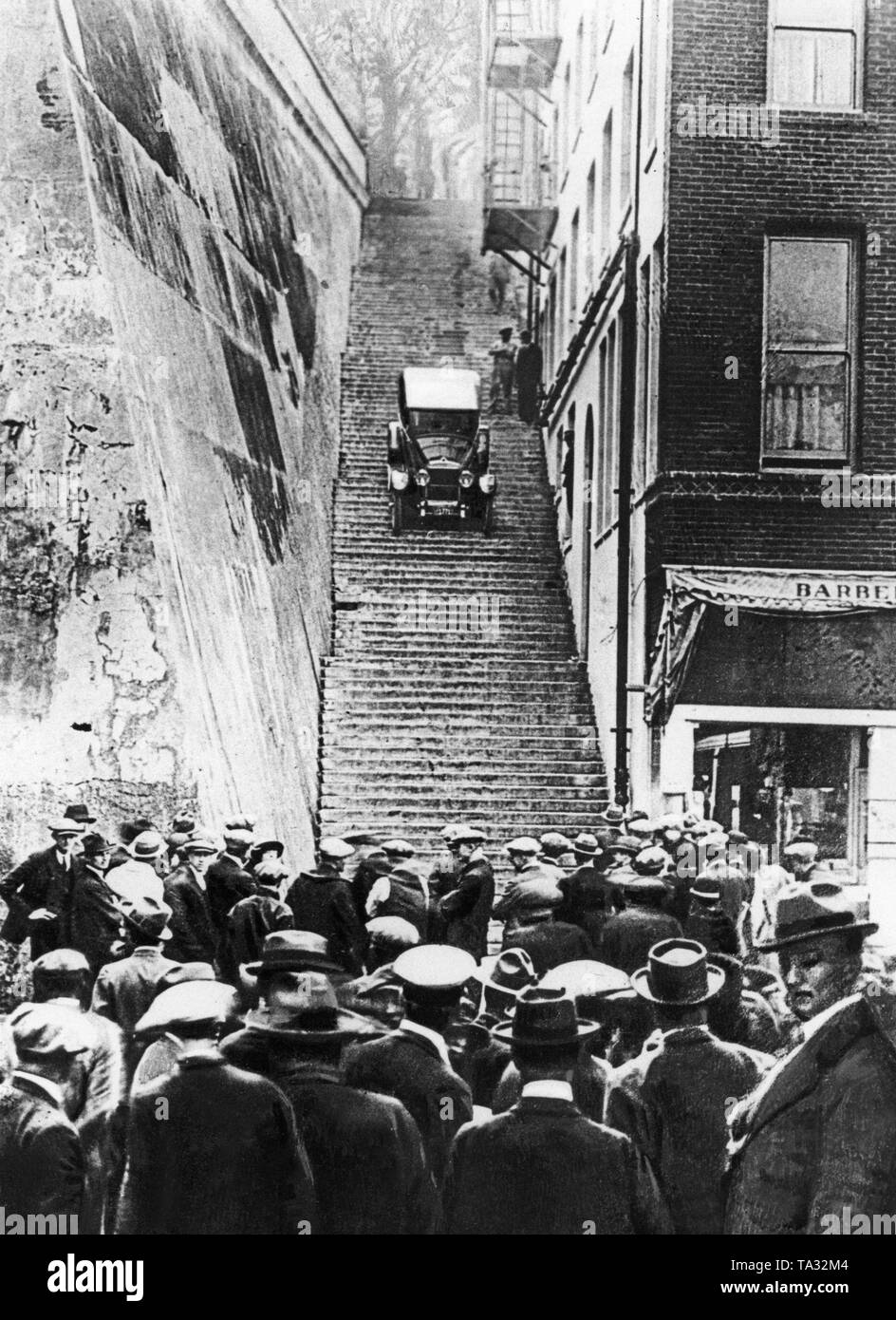 Al fine di comprovare la particolarmente buoni freni della vettura per una campagna pubblicitaria, una Chevrolet Superior, costruito nel 1926, rotolato giù il quindi più lunga, semplice scala in Los Angeles. Gli spettatori potevano scommettere sul risultato del viaggio. Foto Stock