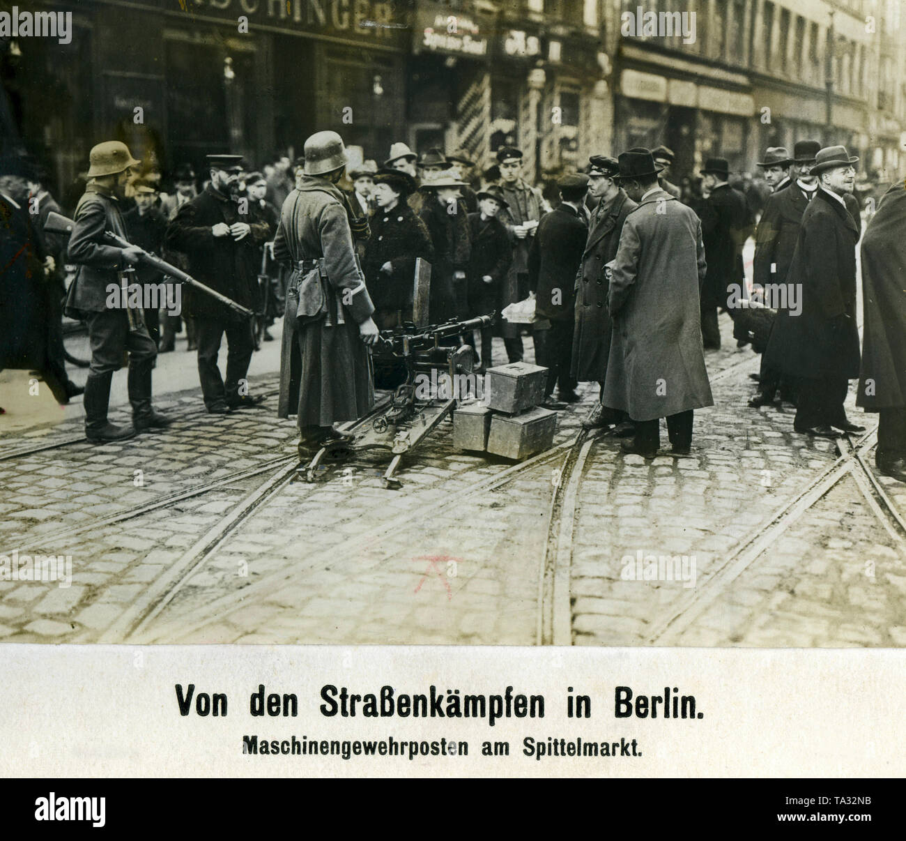 Governo lealisti fissano il Spittelmarkt a Berlino con una mitragliatrice post. A causa della unrests durante il Berlin Maerzkaempfe (marzo combatte) vi sono spesso in conflitto tra di sinistra dei lavoratori e dei soldati su un lato e il governo di fedeli volontari e soldati dei Freikorps sull'altro lato. Foto Stock