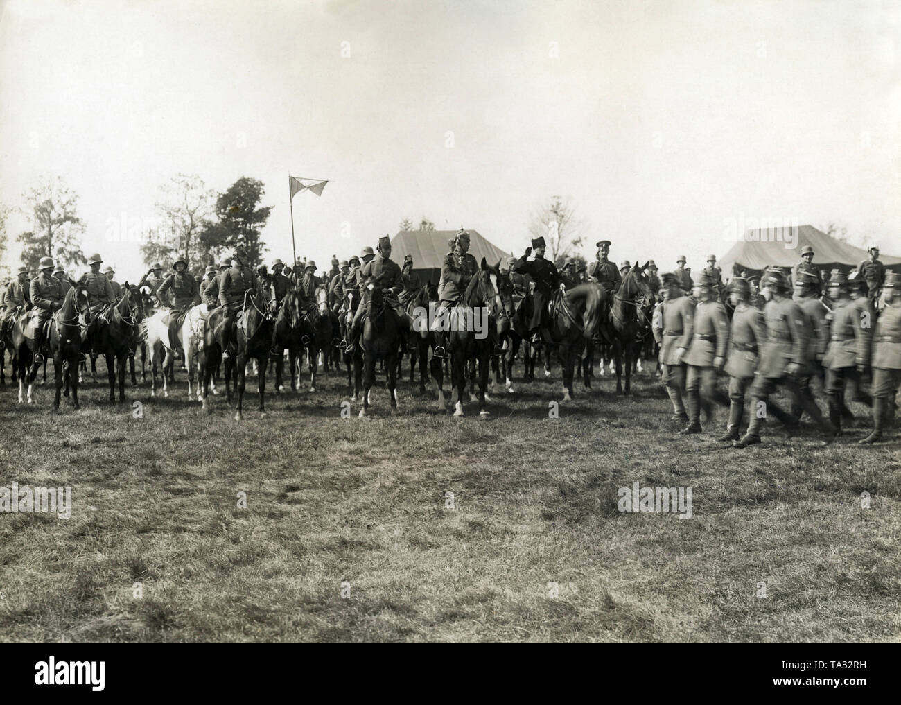 Freikorps " Ferro divisione", costituito da tedeschi e Tedeschi del Baltico sotto il comando di Josef Bischoff, detiene una celebrazione equestre nella parte anteriore del comandante in capo delle truppe tedesche nei paesi baltici, Ruediger generale von der Goltz (centro, con casco spiked) e il comandante in capo del West Esercito di Liberazione Russo (diritto di von der Goltz, con cosacco hat). Foto Stock