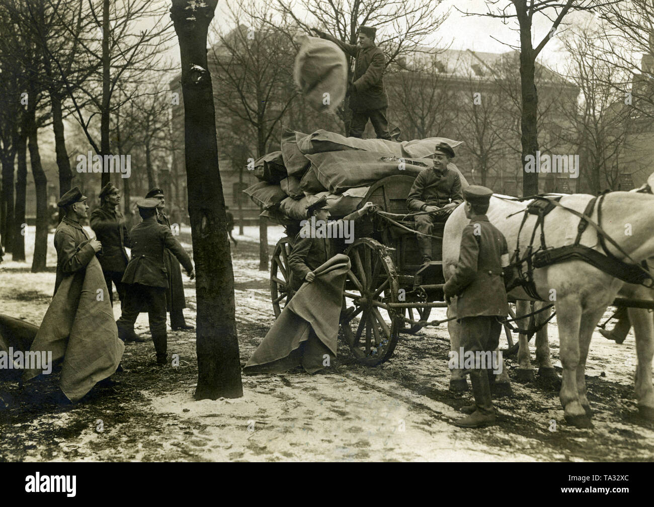 Per sopprimere il gennaio sommosse, soldati lealisti e volontari hanno marciato in Berlino. Per la loro migliore alloggio borse di paglia, coperte e il cibo sono stati distribuiti a loro, come si vede in questa foto fatta in Wilhelmstrasse. Le truppe sono probabilmente membri dei Freikorps Reinhard. Foto Stock
