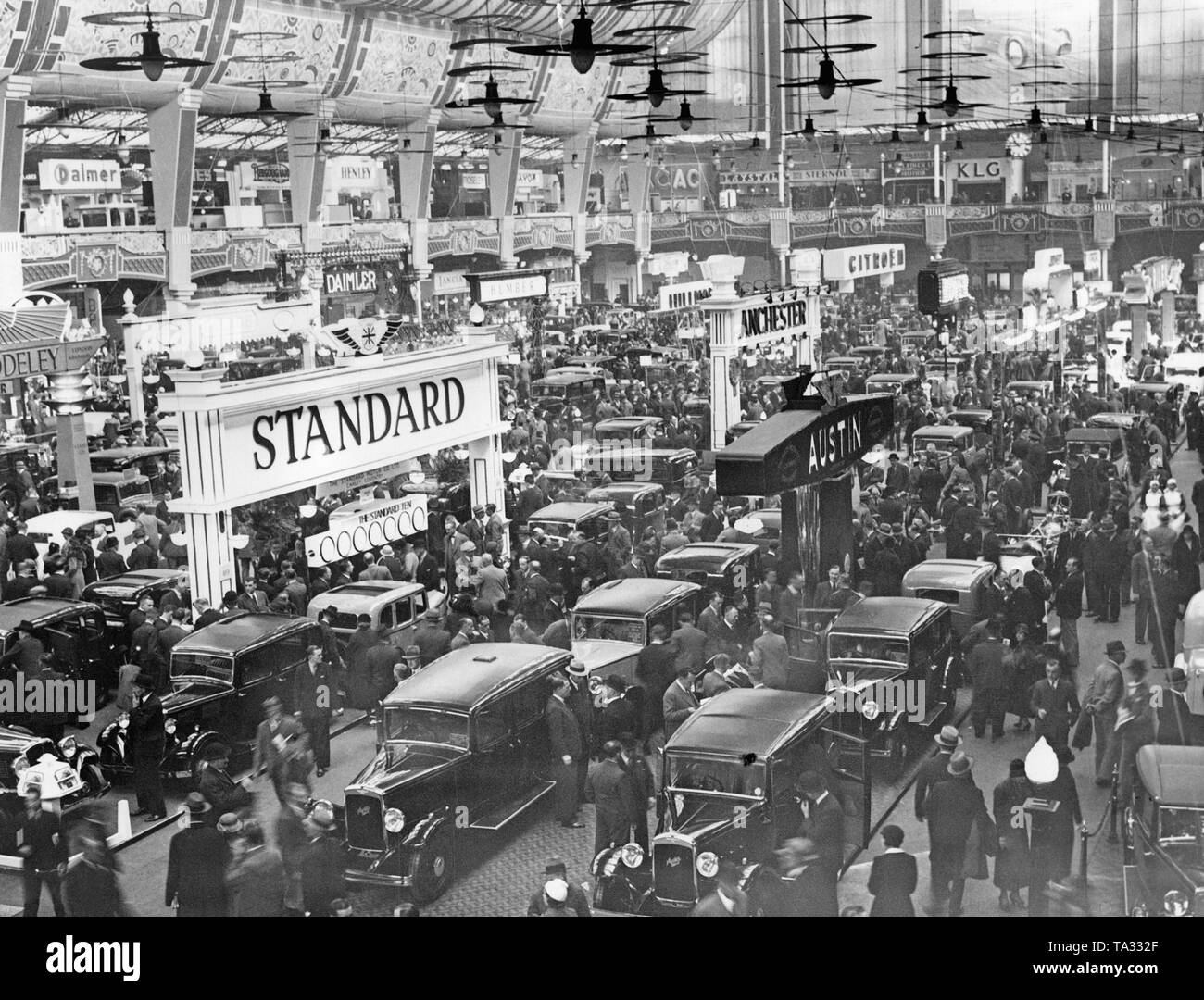 Il giorno di apertura del British International Motor Show la Olympia di Londra. Foto Stock