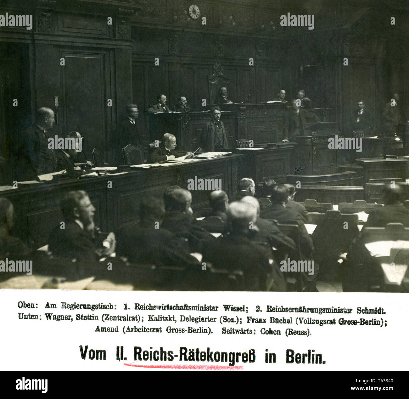 Congresso imperiale dei lavoratori e dei consigli di soldati nella casa dei signori di Berlino. Presso il governo tabella Reichswirtschaftsminister (Ministro degli affari economici) Rudolf Wissel, Reichsernaehrungsminister (Ministro per l alimentazione/Food) Robert Schmidt, al di sotto di Friedrich Wilhelm Wagner, il Consiglio Centrale Stettino, Kalitzki, delegato del gruppo del partito del socialismo europeo, Consiglio Esecutivo maggiore Berlin Franz Buechel, lavoratori Consiglio di Berlino maggiore modificare. Lateralmente, Max Emanuel Cohen-Reuss. Foto Stock