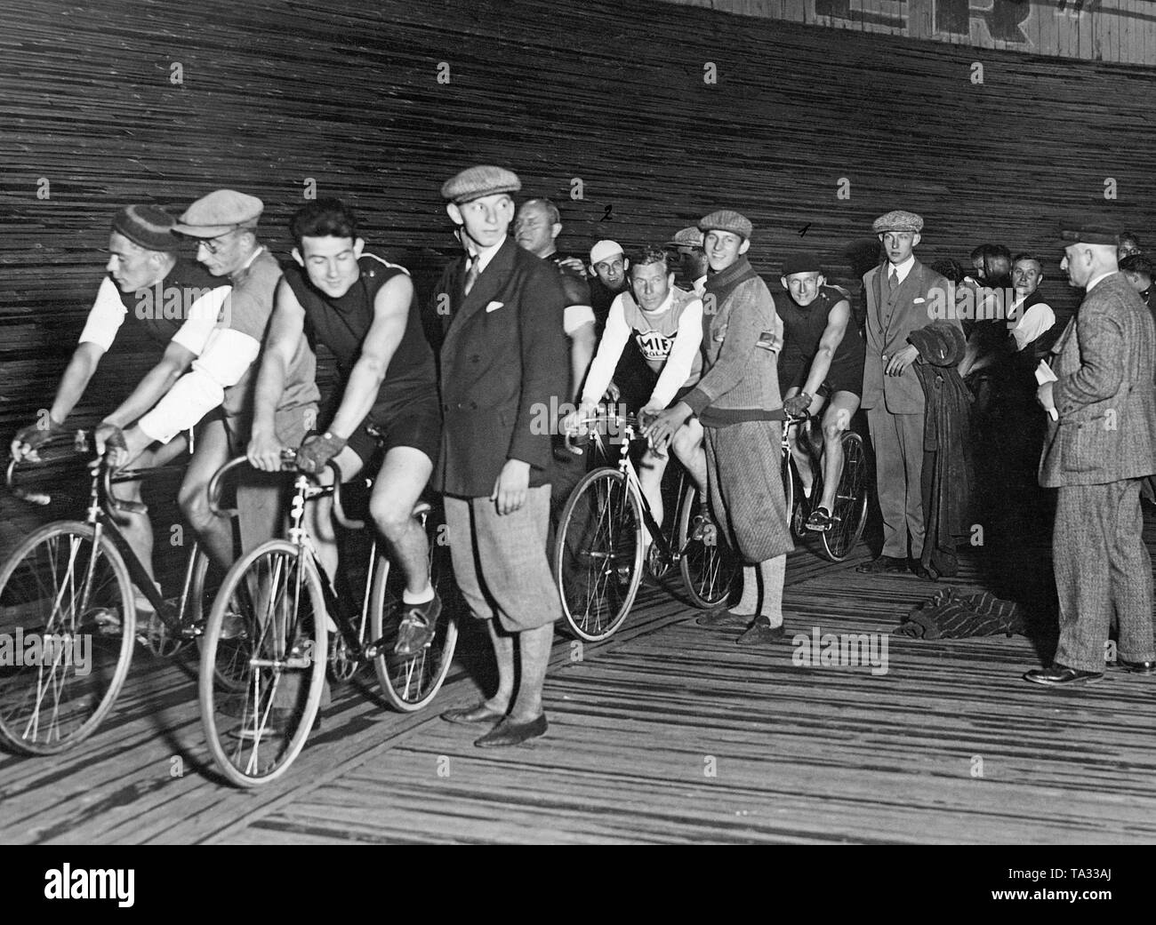 I partecipanti di un corso di ciclismo su pista in gara il Berlin Ruett Arena all'inizio. Foto Stock