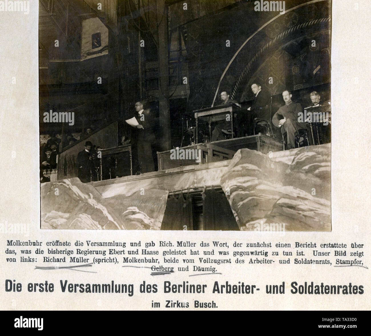Primo incontro degli operai e dei soldati consiglio nel Circus Busch. Richard Mueller (sinistra) dà un discorso sui risultati del governo Ebert e Haase. Hermann Molkenbuhr (accanto a Mueller) aveva aperto la riunione. Entrambe appartengono al Consiglio esecutivo dei lavoratori " e soldati' Consiglio. Proprio a fianco di Friedrich Stampfer, Gelberg e Ernst Friedrich Daeumig. Foto Stock