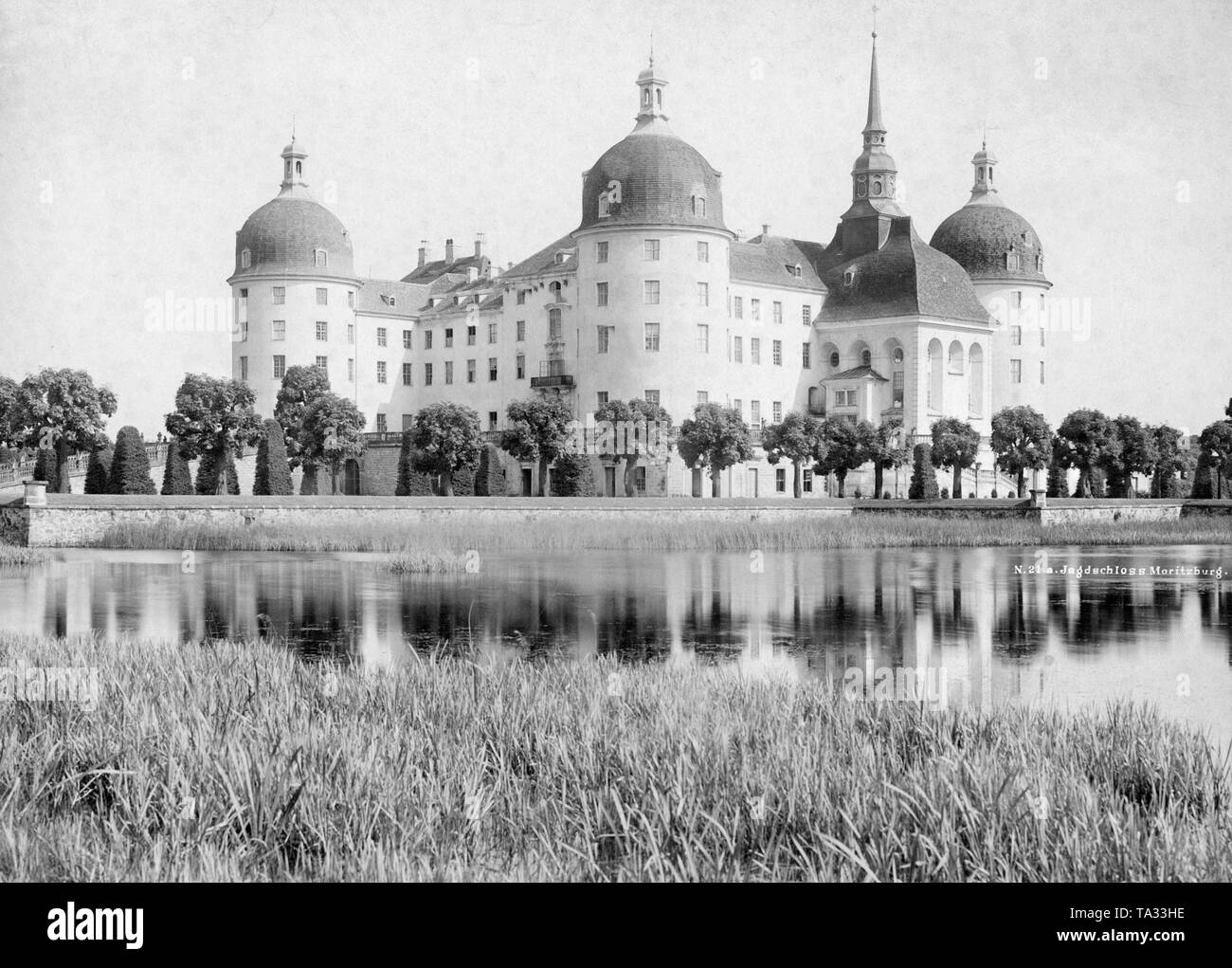 Vista di Moritzburg lodge di caccia di Moritzburg vicino a Dresda, Sassonia. Re Agosto il Forte di Sassonia ha iniziato la costruzione del complesso in stile barocco nel 1703 su un isola artificiale. Foto Stock