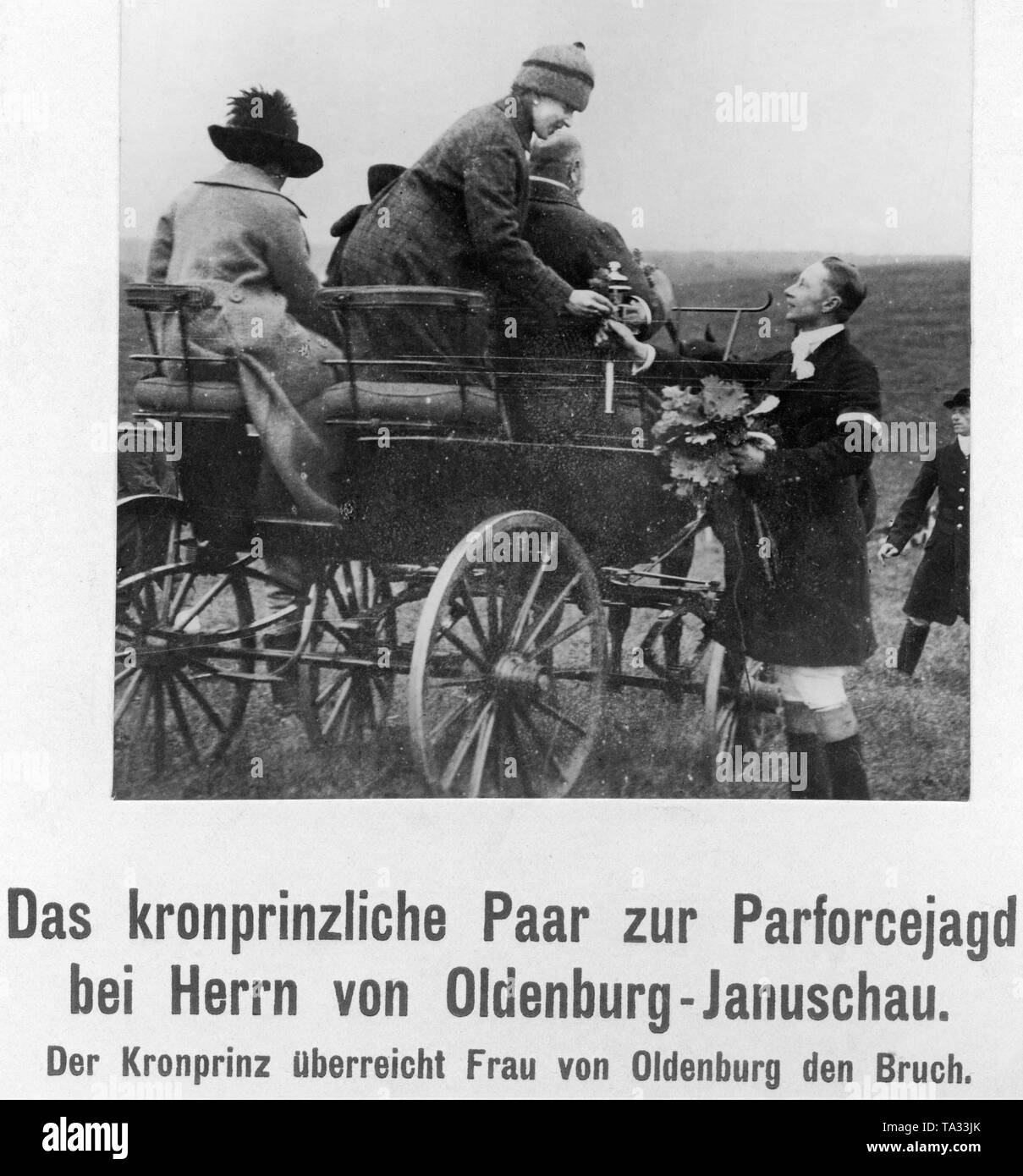Il principe ereditario giovane come ospiti durante una forza par caccia al sig. Elard von Oldenburg-Januschau. Qui il principe ereditario (secondo da destra) con Agnes von Oldenburg-Januschau, nasce la contessa von Kanitz. Foto Stock