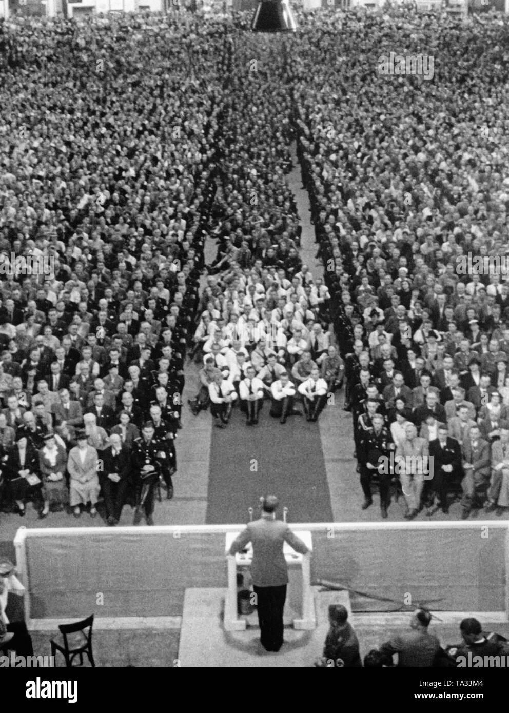 Adolf Hitler dà un discorso in Berlin Sportpalast. Nel corridoio, seduta tedeschi dei Sudeti. Nel suo discorso, Hilter spiega che la cessione dei Sudeti è la sua ultima domanda di revisione territoriale. Foto Stock