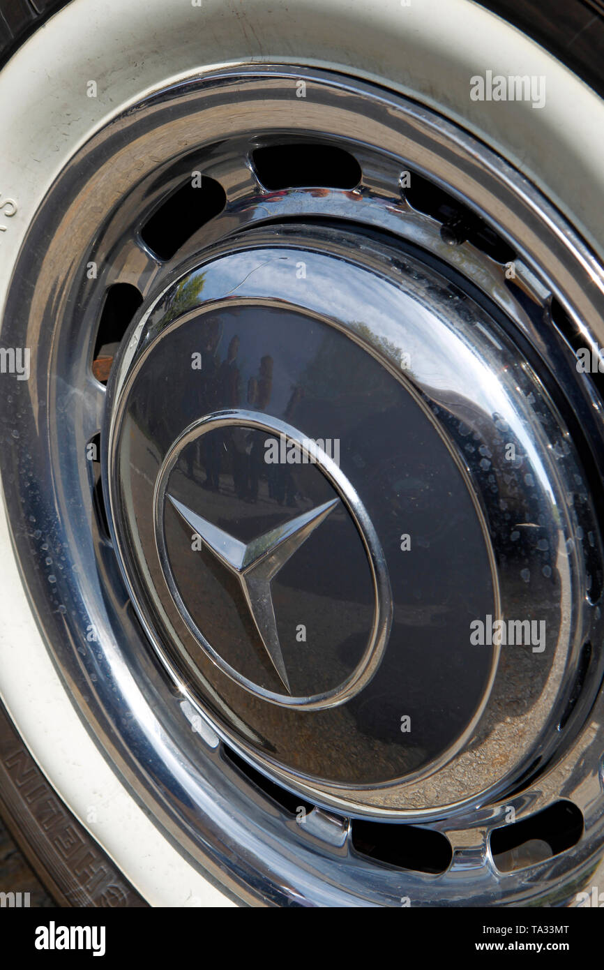 1970 220 berlina Mercedes il tappo di mozzo ruota Foto Stock