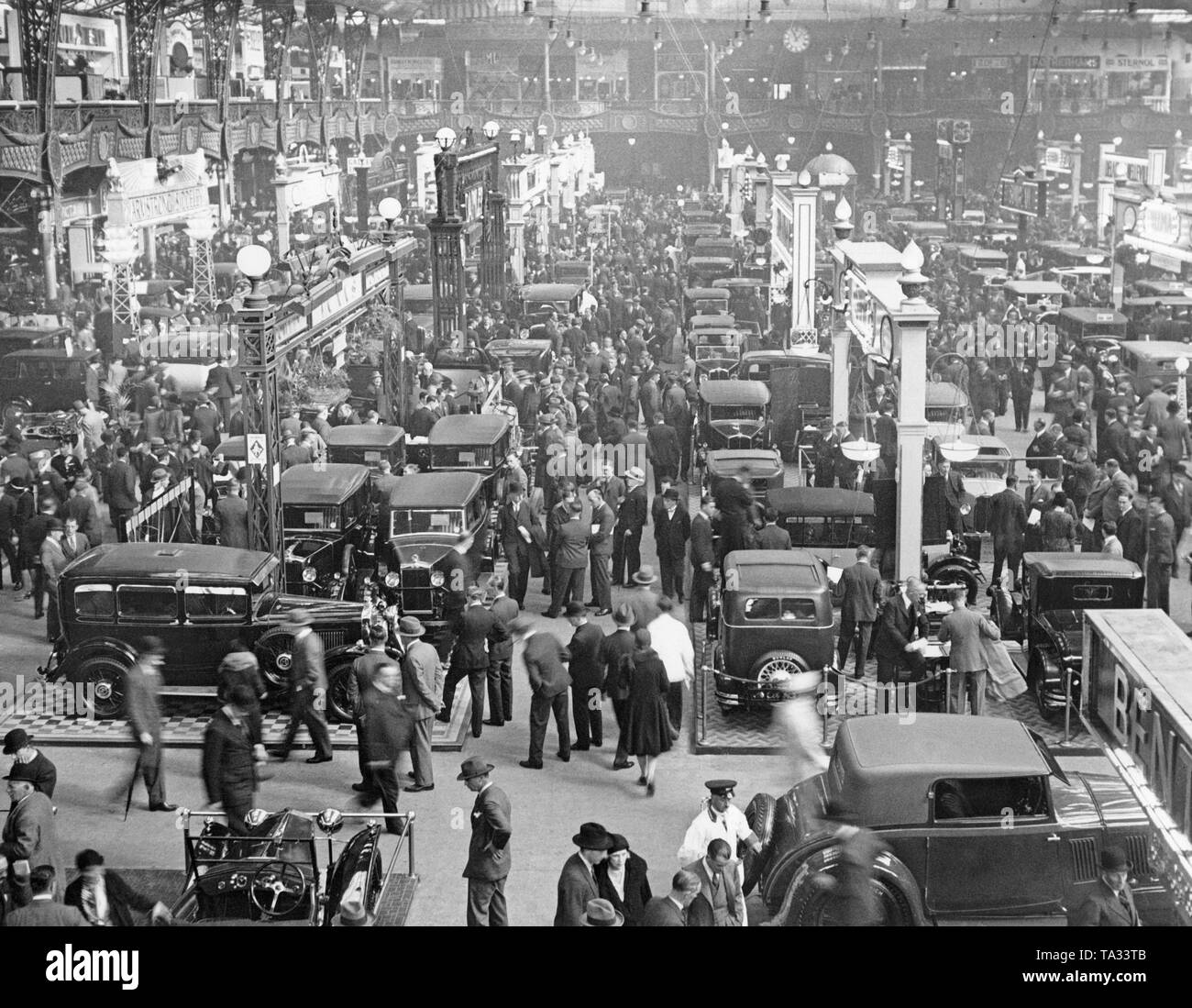 Panoramica di una sala esposizioni del British International Motor Show in London Olympic Hall. Foto Stock