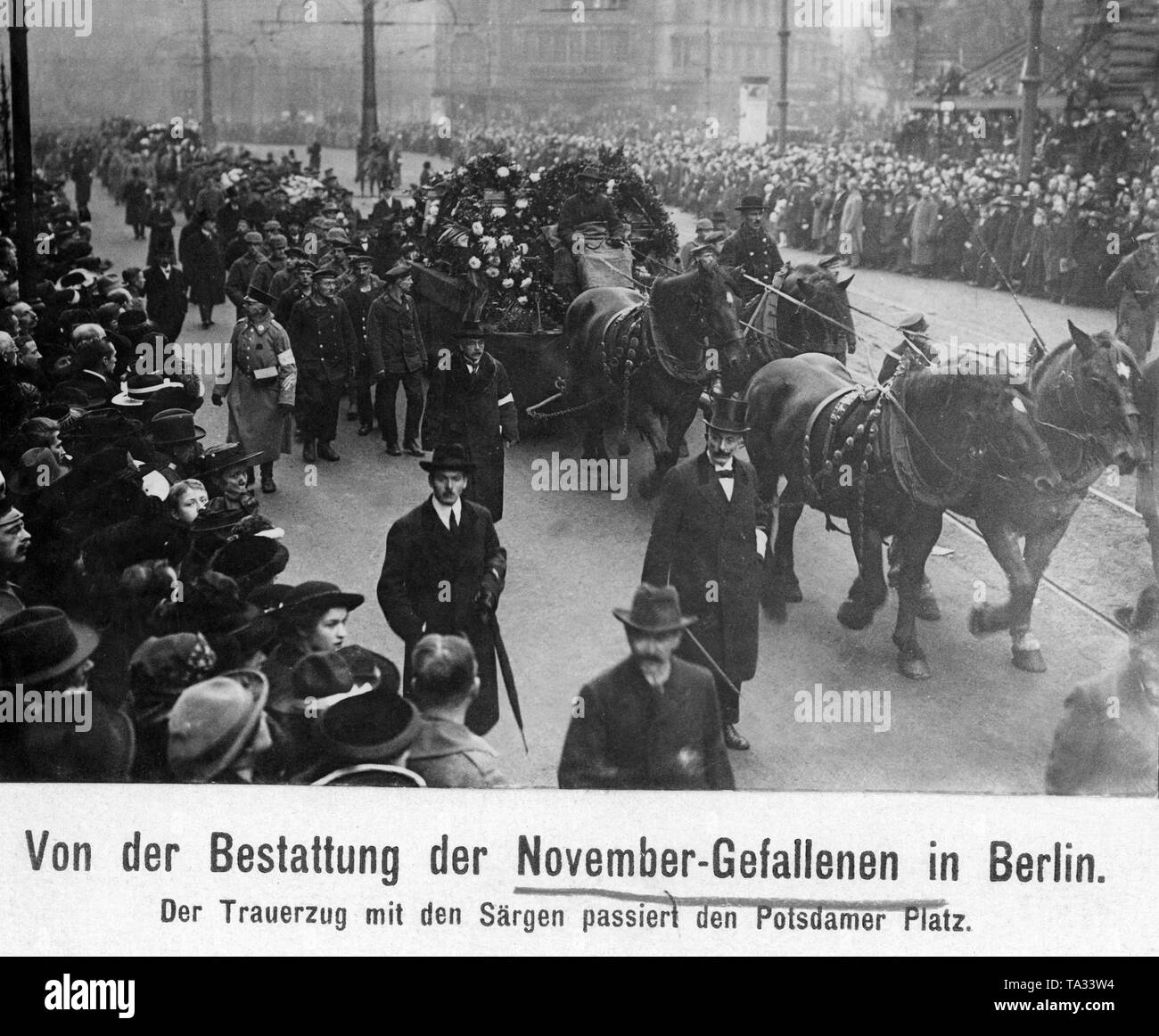 Innumerevoli le persone che frequentano il corteo funebre del Potsdamer Platz per pagare i loro rispetti ai caduti. Foto Stock