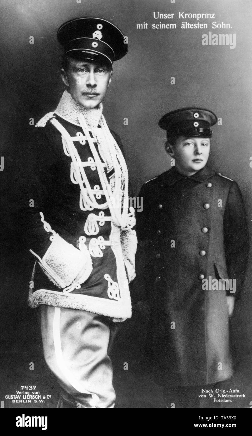 Il principe ereditario ussaro uniforme (sinistra) accanto a suo figlio primogenito, Principe Wilhelm, che indossa una uniforme. Foto Stock