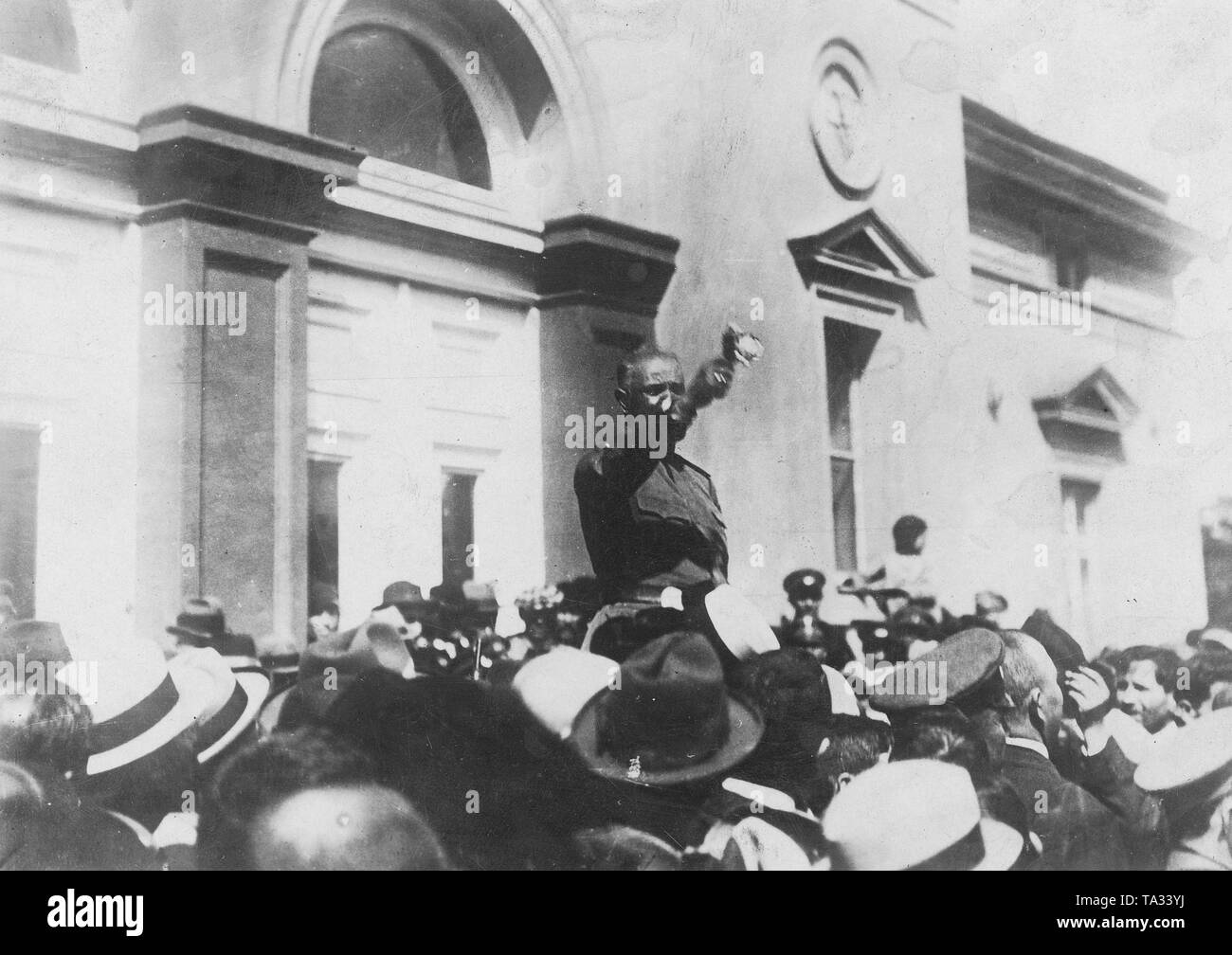 La foto mostra Lazaroff generale, il capo militare della rivoluzione contro la contadina di associazione. Egli proclama la vittoria sulla parte di Aleksandar Stamboliyski davanti al palazzo del parlamento. Foto Stock