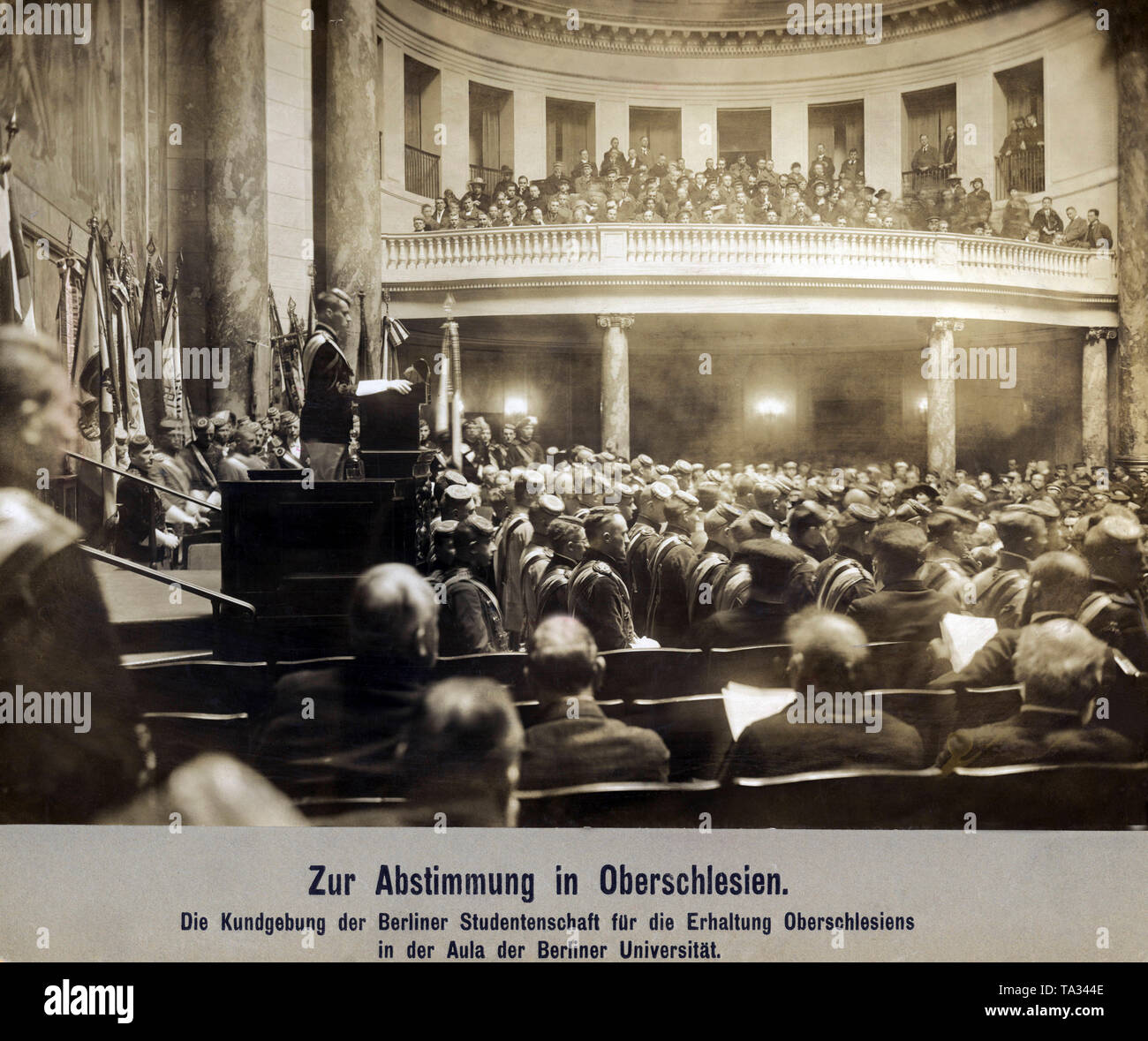 In assembly hall dell'Università di Berlino gli studenti protestano contro i piani di assegnazione degli Alleati e per rimanere di alta Slesia nel Reich tedesco. Foto Stock