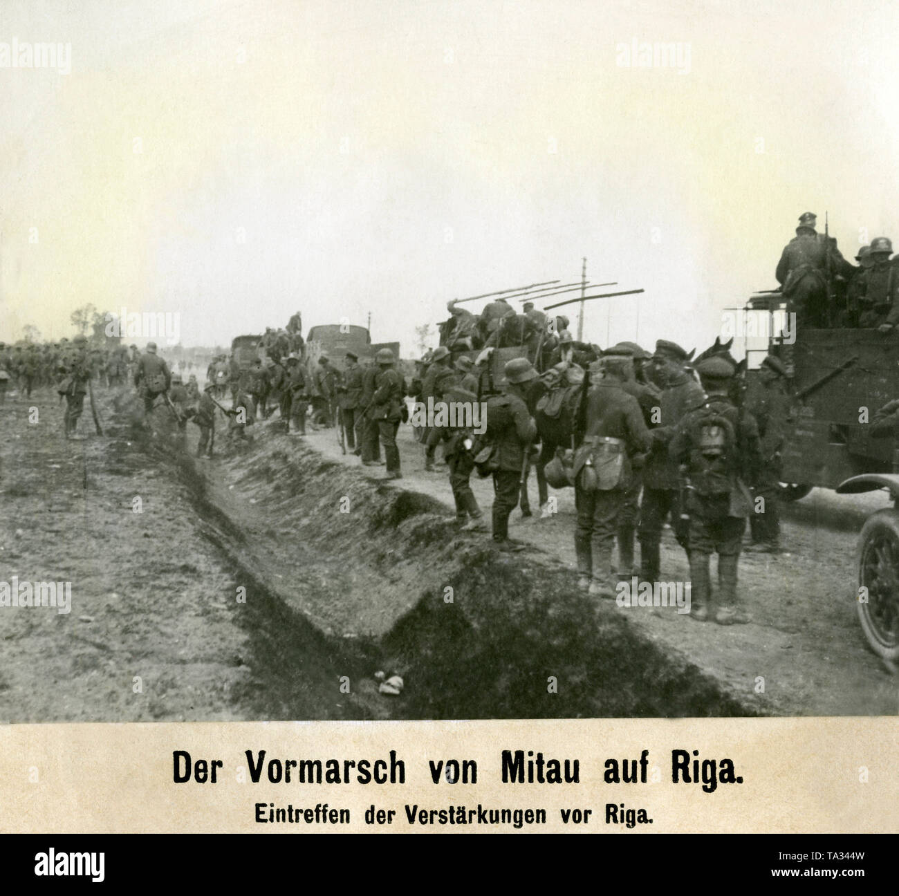 I rinforzi del Freikorps " Ferro divisione", una organizzazione di volontariato costituito da tedesco e tedesco del Baltico volontari nella lotta contro i bolscevichi Esercito Rosso soddisfare prima riga. Foto Stock