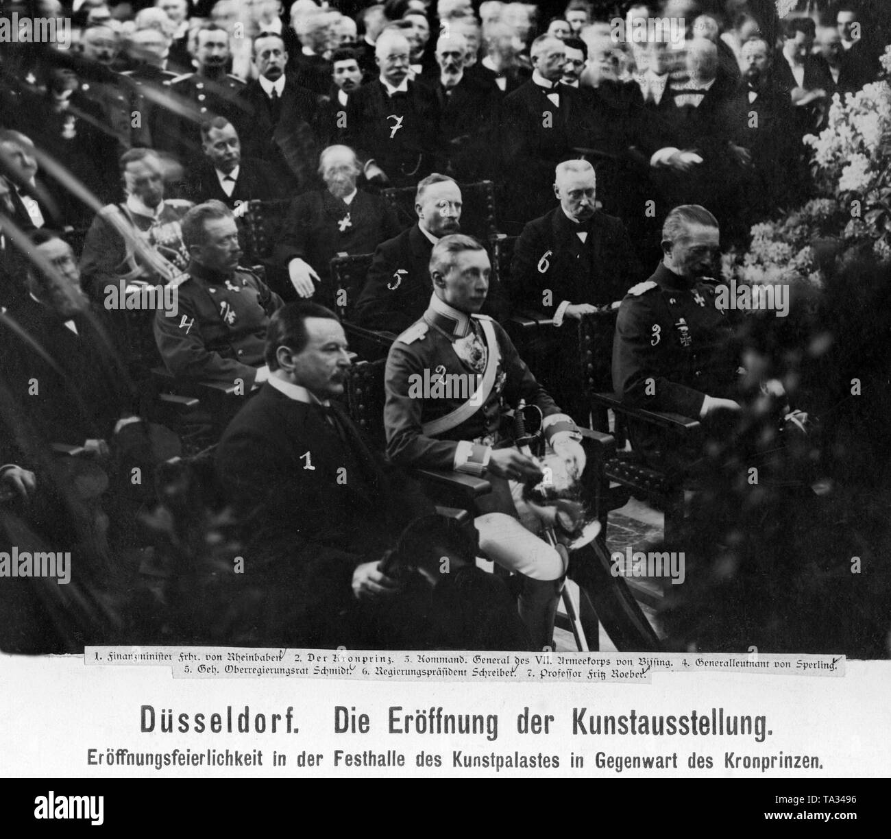 Cerimonia di apertura nella sala del festival del Kunstpalast Düsseldorf. Da 1 a 7: il Ministro delle finanze Georg Freiherr von Rheinbaben (1), principe ereditario Wilhelm di Prussia (2), Comandante generale del VII Esercito Moritz von Bissing (3), il tenente generale Kurt von Sperling (4), Consigliere Privy Schmidt (5), il governo presidente Arthur Schreiber (6), il Professor Fritz Roeber (7). Foto Stock