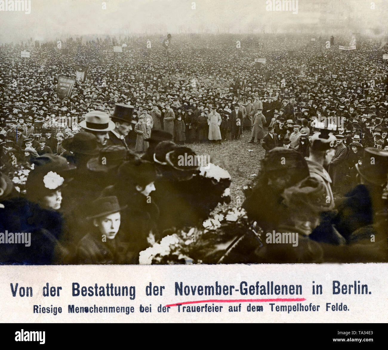 Al momento della sepoltura delle vittime della Rivoluzione di novembre a Tempelhof campo, migliaia di persone stanno pagando i loro aspetti per i morti. Prima di tutti i lavoratori sono apparsi, riconoscibile dai cartelloni con le scritte "AEG-Werke', 'proletaria', 'Arbeiterjugend Berlino' e 'Rumpler-Werke'. Foto Stock