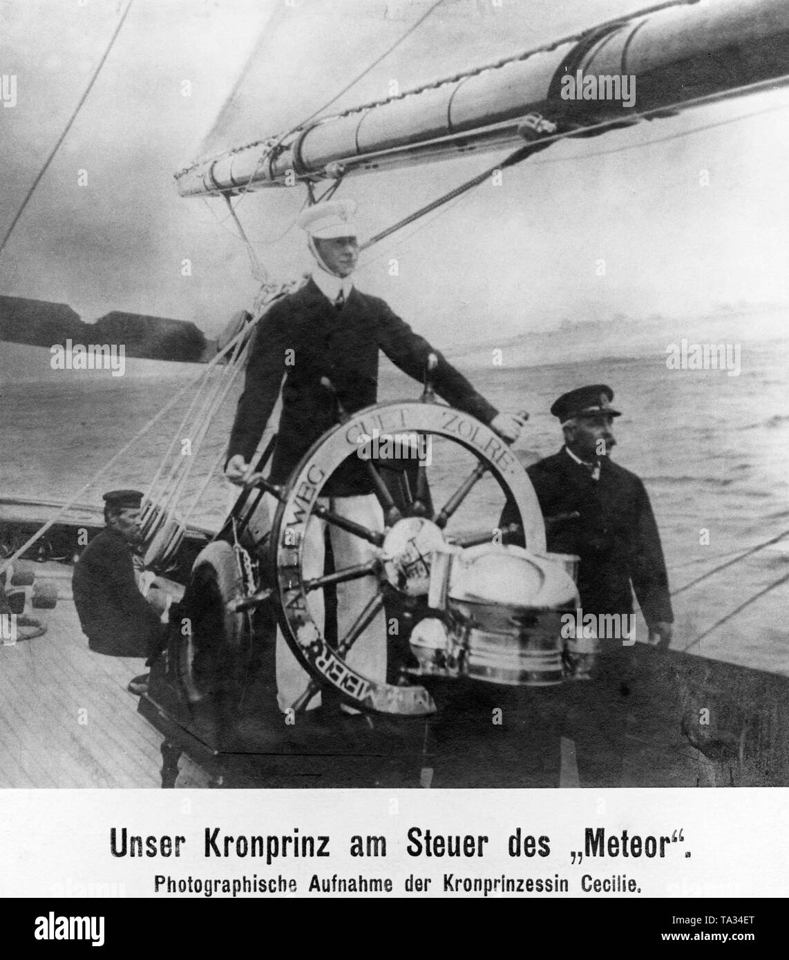Il principe ereditario Wilhelm al volante del suo yacht a vela 'Meteor'. Foto Stock