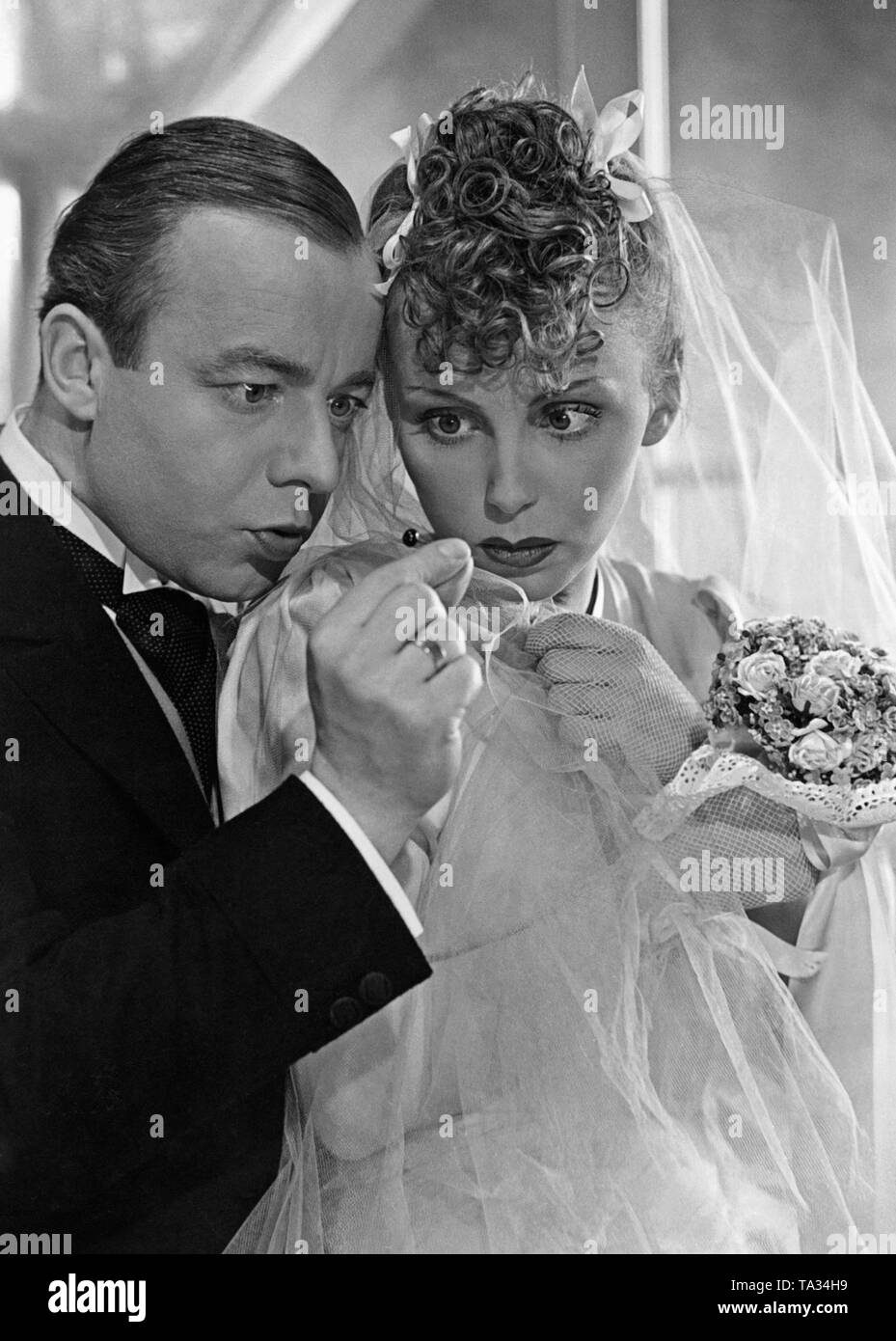 Heinz Ruehmann come Theo Farina e Herti Kirchner come Helene Farina al matrimonio nel film "Il livornese Hat," di Wolfgang Liebeneiner. La commedia è basato sul gioco "l'Italiano cappello di paglia" da Eugenio Marin Labiche. Foto Stock