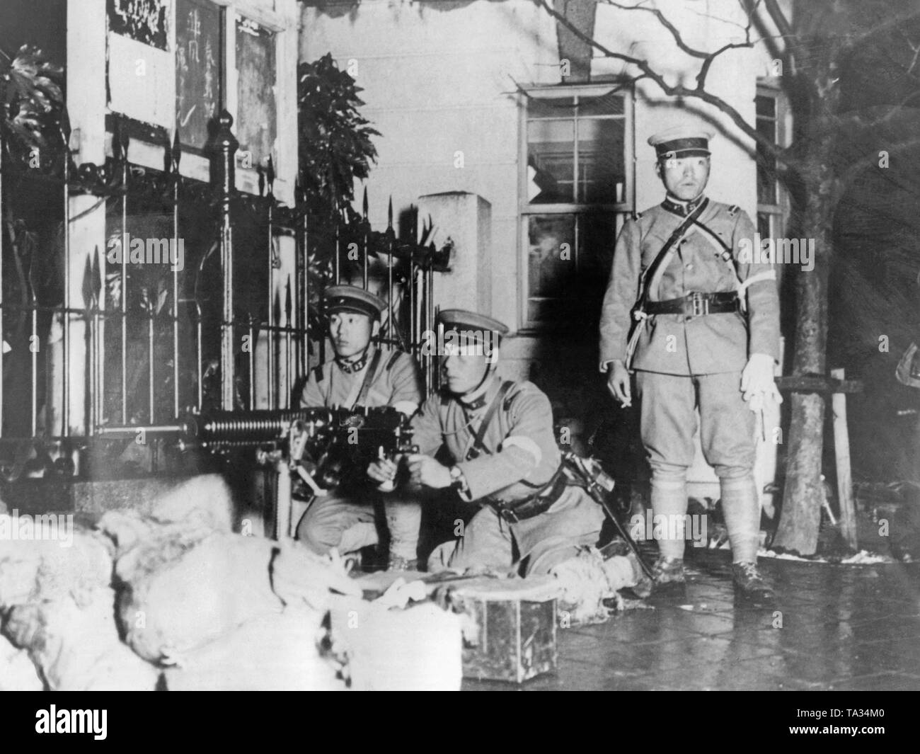 Tre soldati prendere posizione dietro la loro macchina pistola durante un tentativo di colpo di stato nel Parco Hibiya a Tokyo il 26 febbraio 1936. Il colpo di stato alle parti interessate di esercito e polizia. Foto Stock