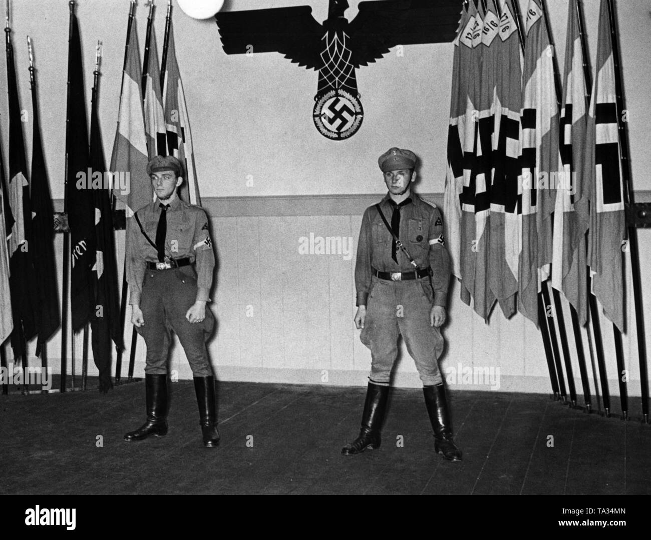 Foto della guardia d'onore nella sala delle bandiere della scuola professionale in 67 Ackerstrasse, che è stata rinominata in Walter Wagnitz casa dopo un Hitlerjunge che è stato assassinato a gennaio il 1st, 1933. Foto Stock