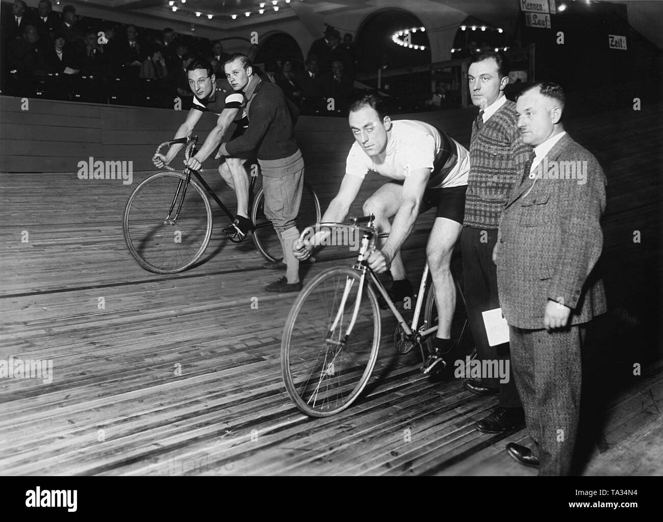 Due ciclisti sono pronti per iniziare la gara su pista ciclabile in Berlin Sportpalast. A sinistra l'Italiano Malatesta, accanto a lui il Dutchman Mazairac. Foto Stock