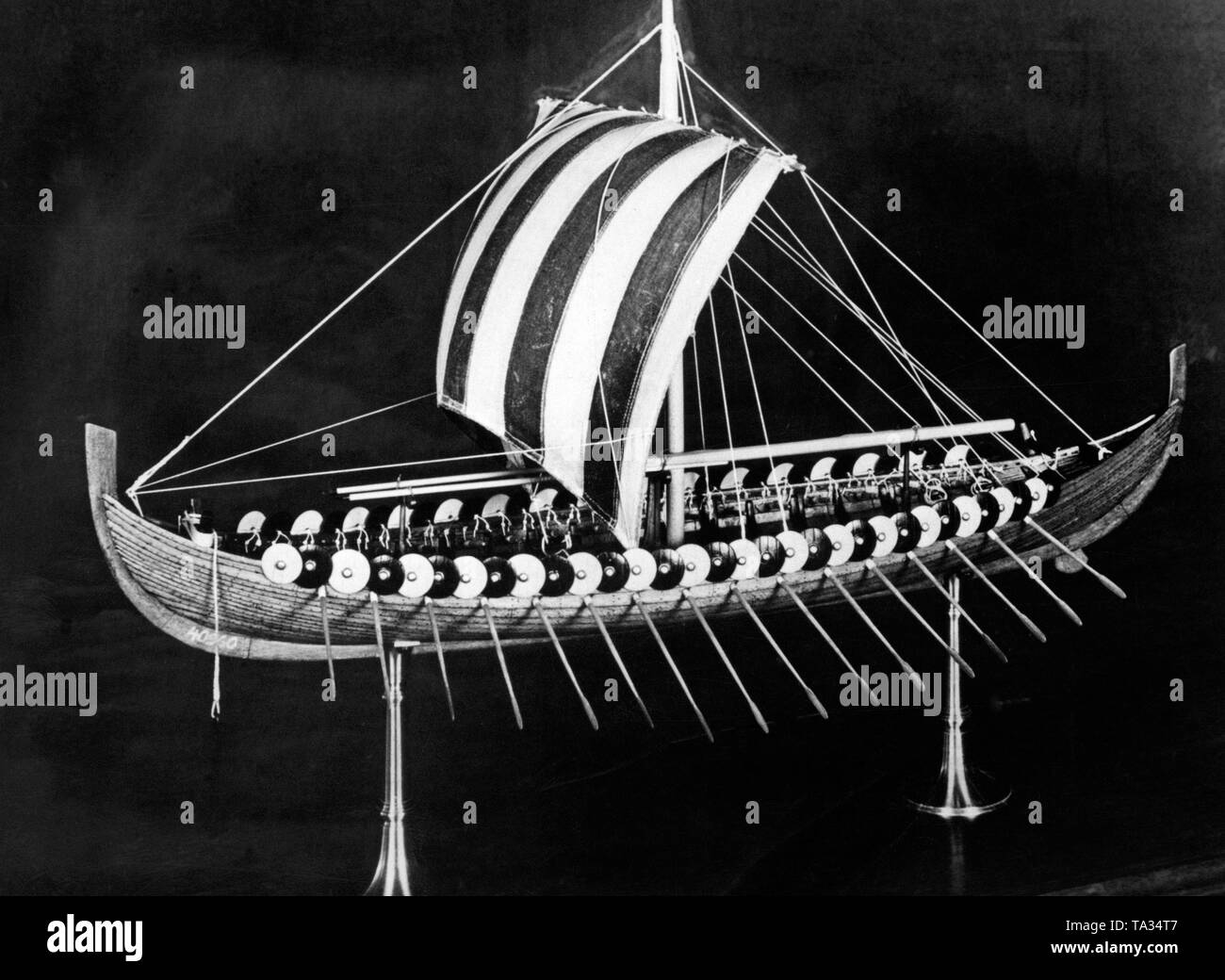 Replica di una nave vichinga. L'originale dal IX secolo fu scoperto nel Gokstad e scavato nel 1880. Foto Stock