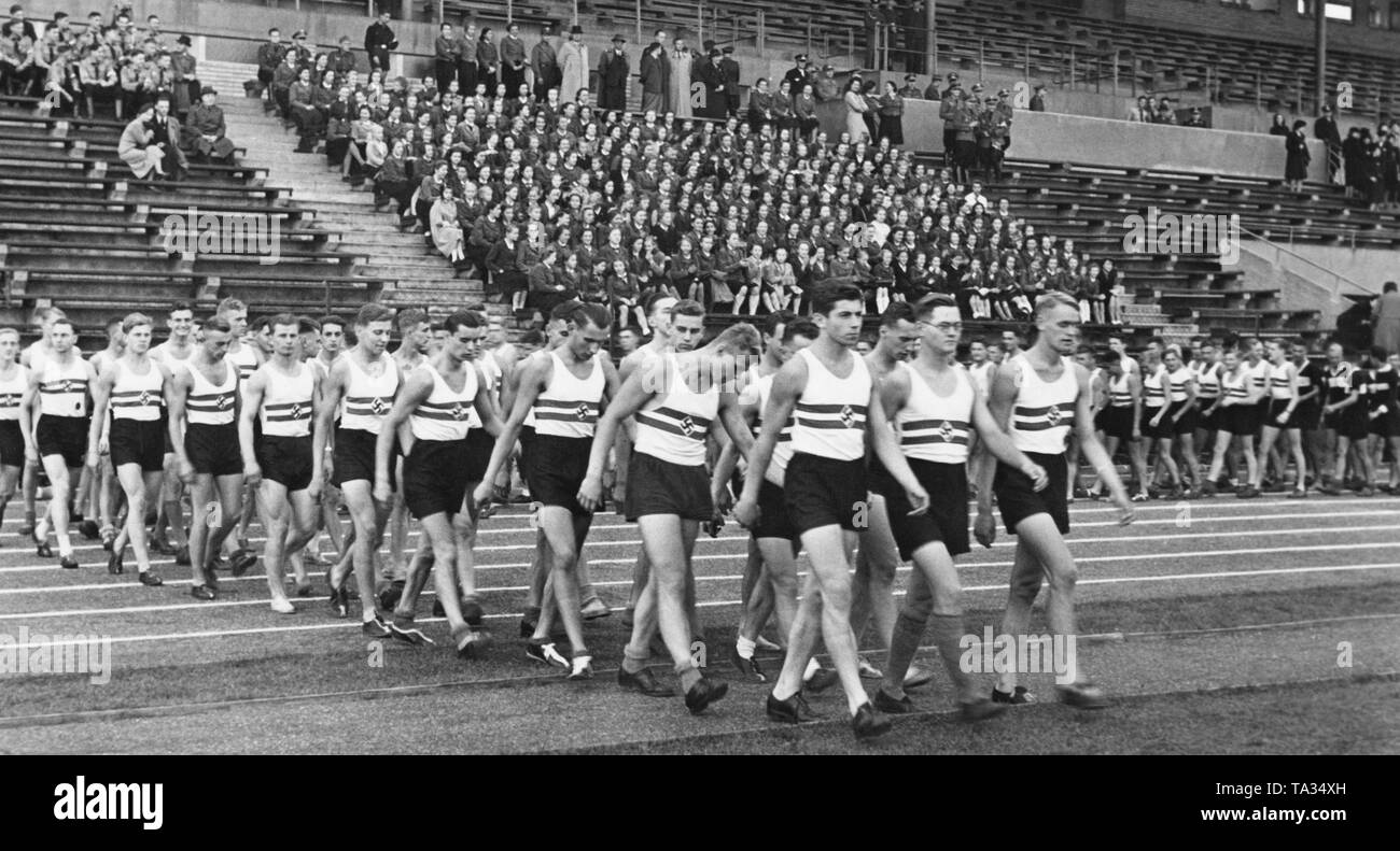 Gli sportivi immettere la Strahov Stadium di Praga. Dal marzo 1939, le aree della Boemia e Moravia era sotto occupazione tedesca. Foto Stock
