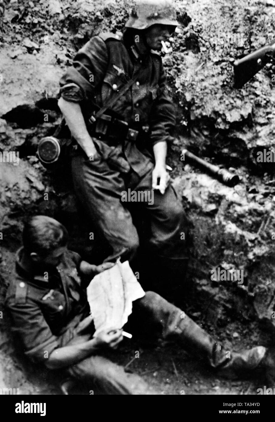 I soldati tedeschi leggere il giornale militare sul Fronte Orientale vicino il Bielorusso città di Orsha. Foto di Propaganda Company (PK) Reinhard Lessmann Foto Stock