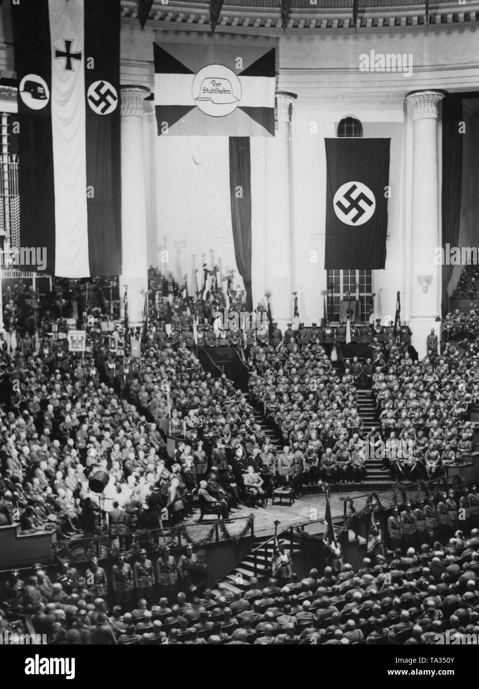 Vista del municipio di Hannover durante il discorso del primo leader della Stahlhelm, Franz Seldte, all'incontro dei leader. Foto Stock