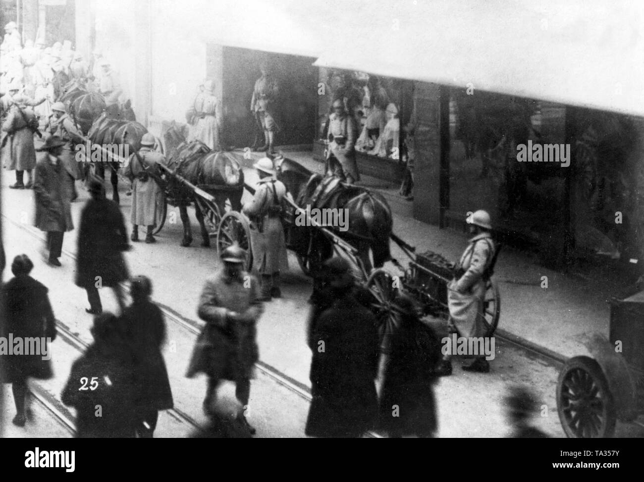 I soldati dell'occupazione francese le forze con i loro carrelli A cavalli con le pistole di macchina nella parte anteriore del Dortmunder Kaufhaus Rose & Co. Non datata (foto). Foto Stock