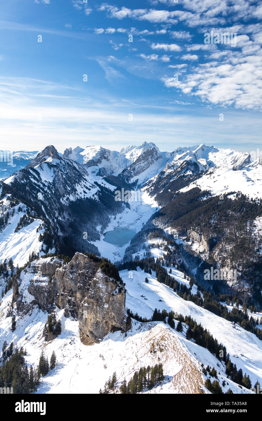 Lago ghiacciato in montagna Foto Stock