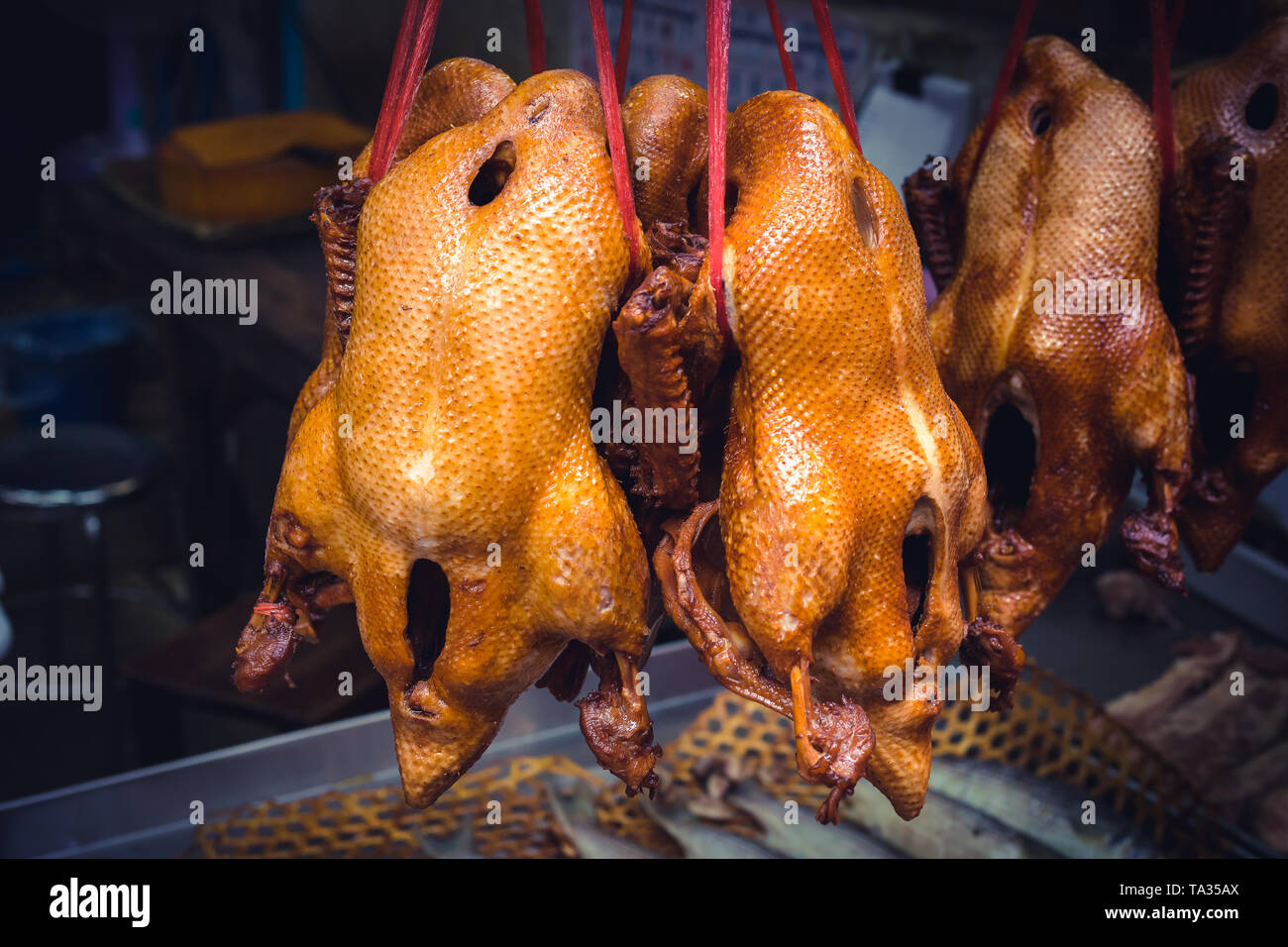Molti dei corpi di pollo sono appesi in una strada del mercato di Bangkok , Thailandia Foto Stock