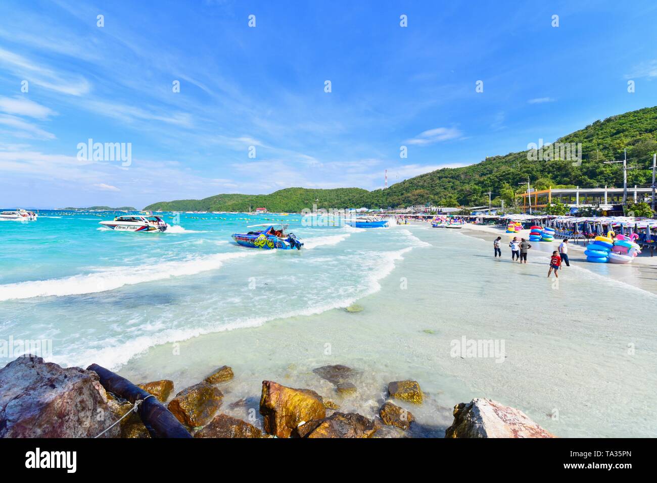 Motoscafi turistici sulle acque blu turchese di Kho Larn in Pattaya Foto Stock