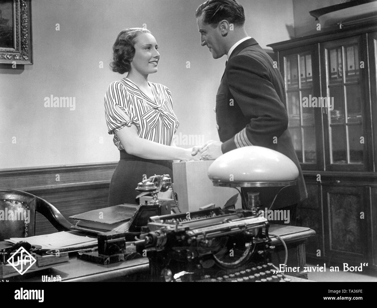 Lida Baarova come Gerda Hegert e Albrecht Schoenhals come Capitano von Moltmann nel dramma della pellicola "uno di troppo a bordo", diretto da Gerhard Lamprecht, basato sull'omonimo romanzo di Fred Andreas. Foto Stock